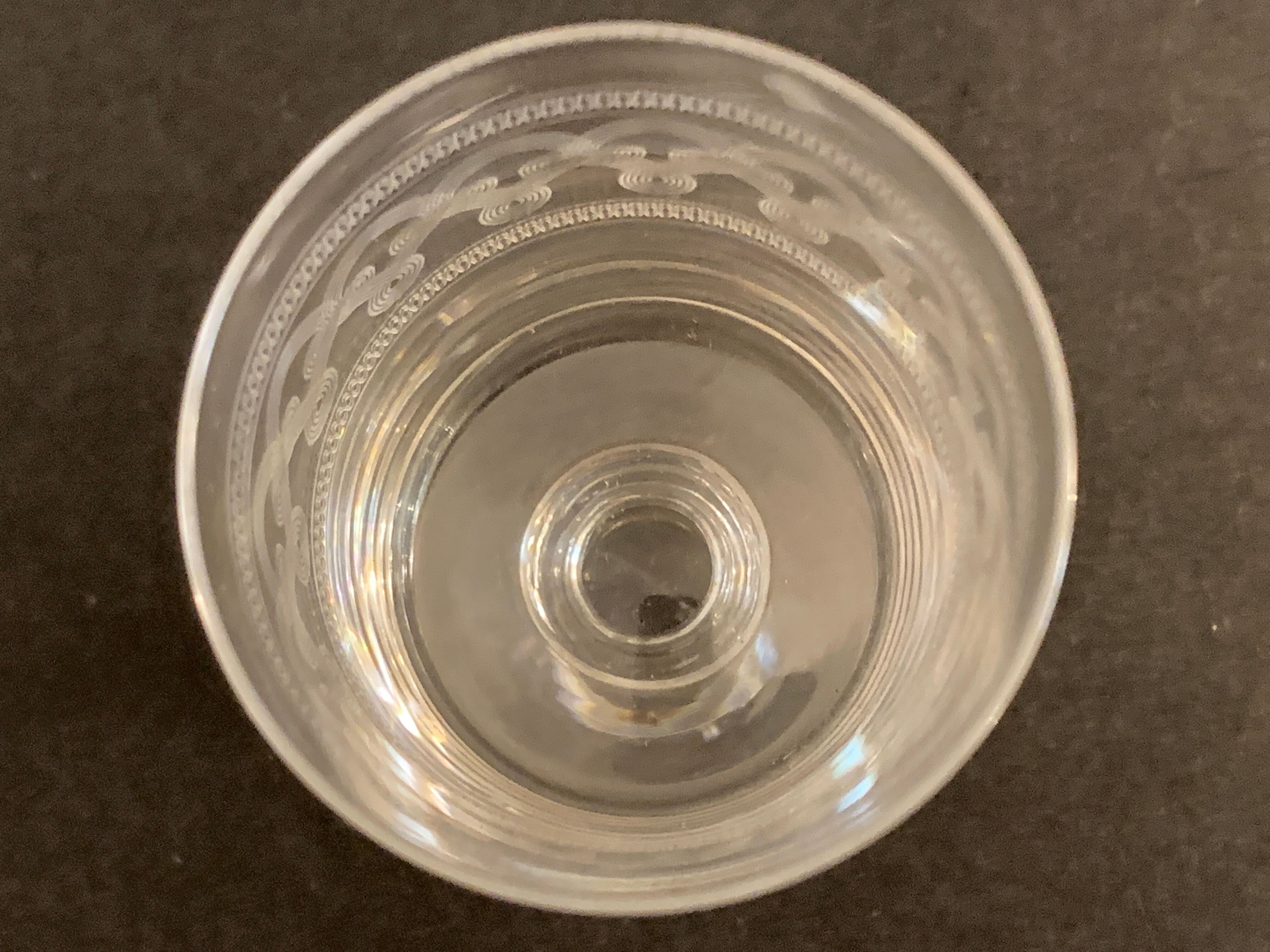6 glasses on foot in engraved and blown crystal, height 12.5 cm