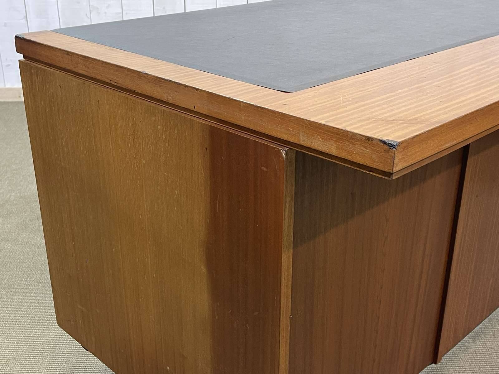 Bureau de direction anglais des années 1970 en acajou