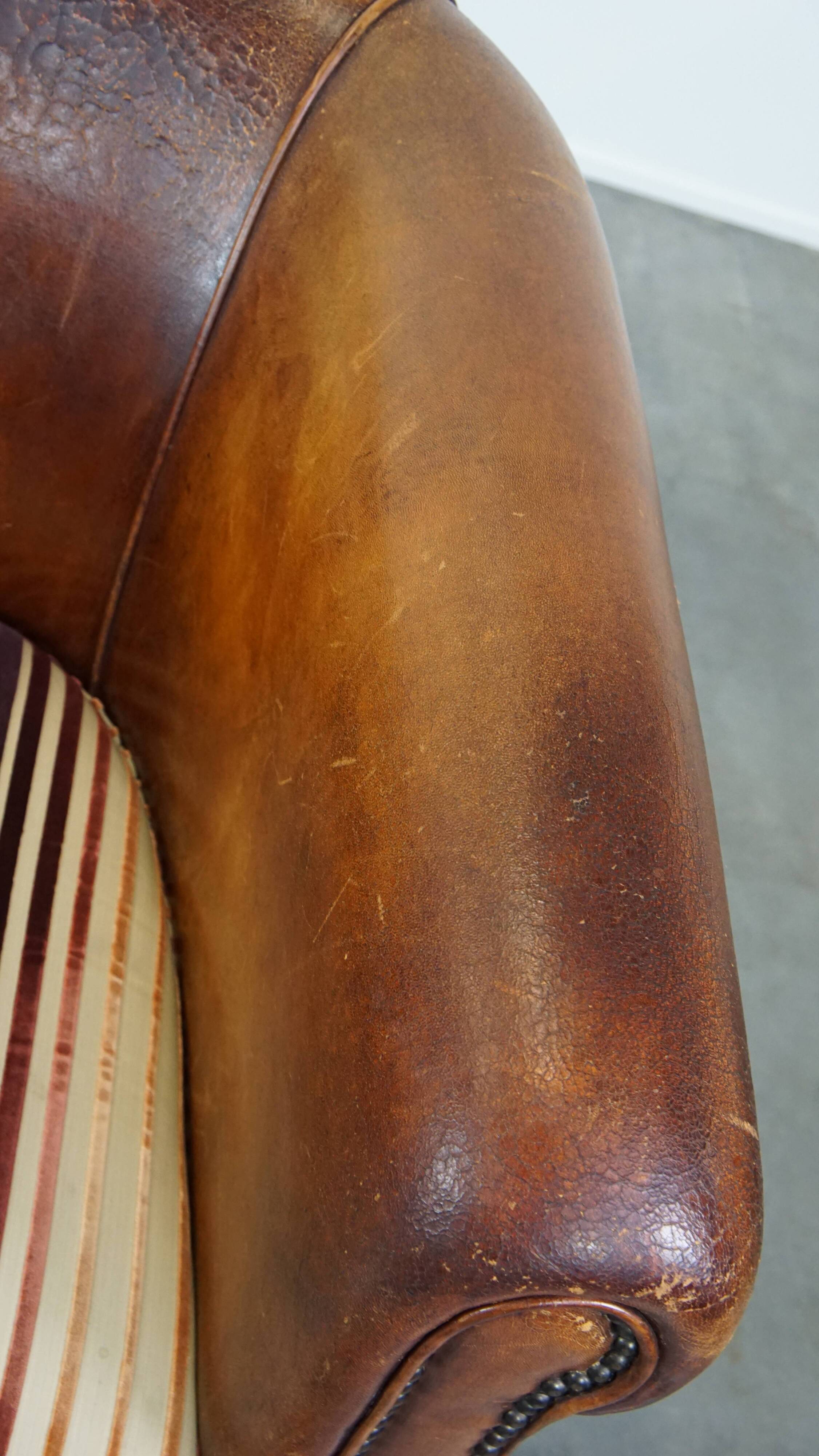 Fauteuil club vintage couleur cognac en cuir de mouton