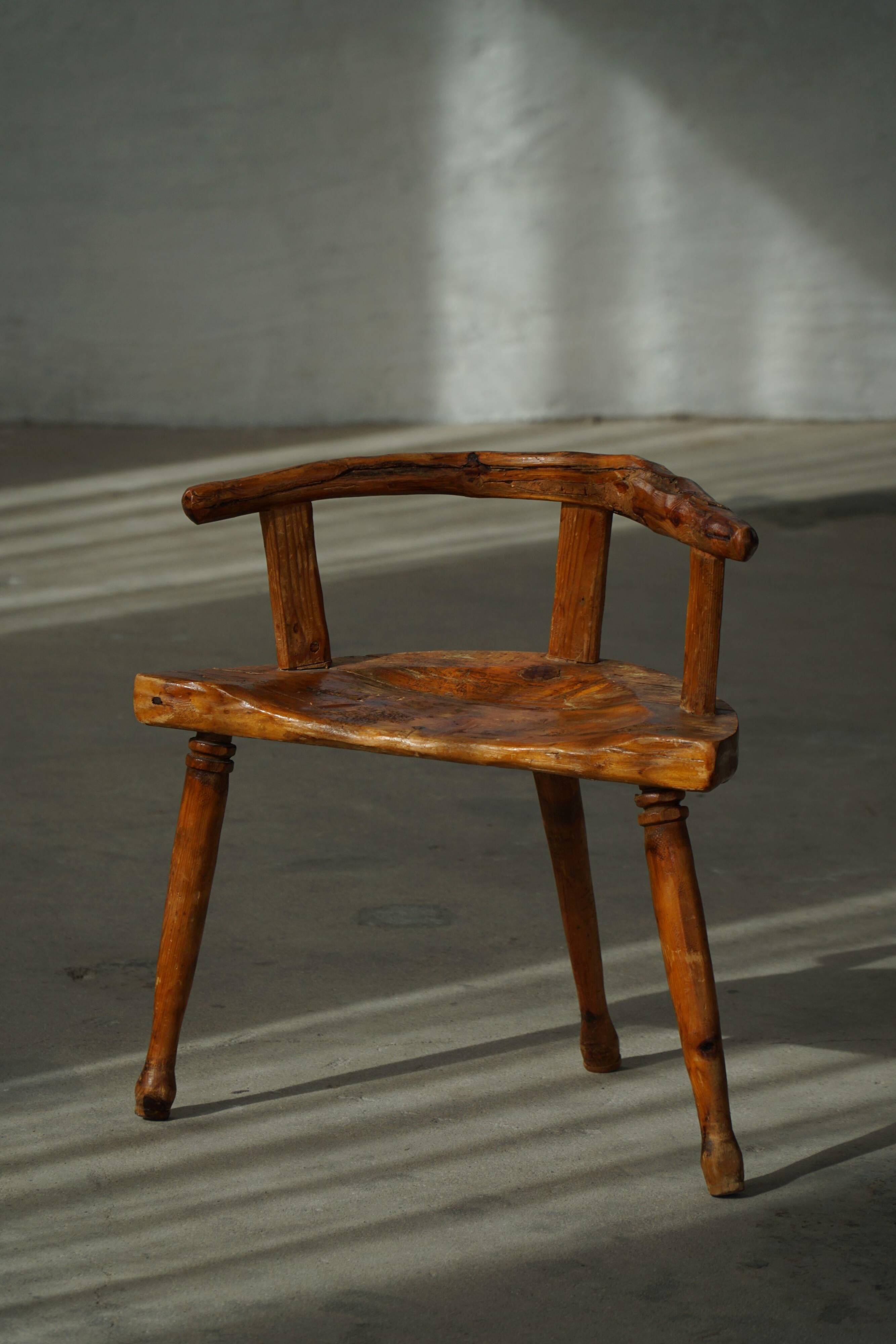 Chaise scandinave folk art trois pieds en pin du début du XXe siècle, wabi sabi