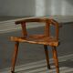 Chaise scandinave folk art trois pieds en pin du début du XXe siècle, wabi sabi