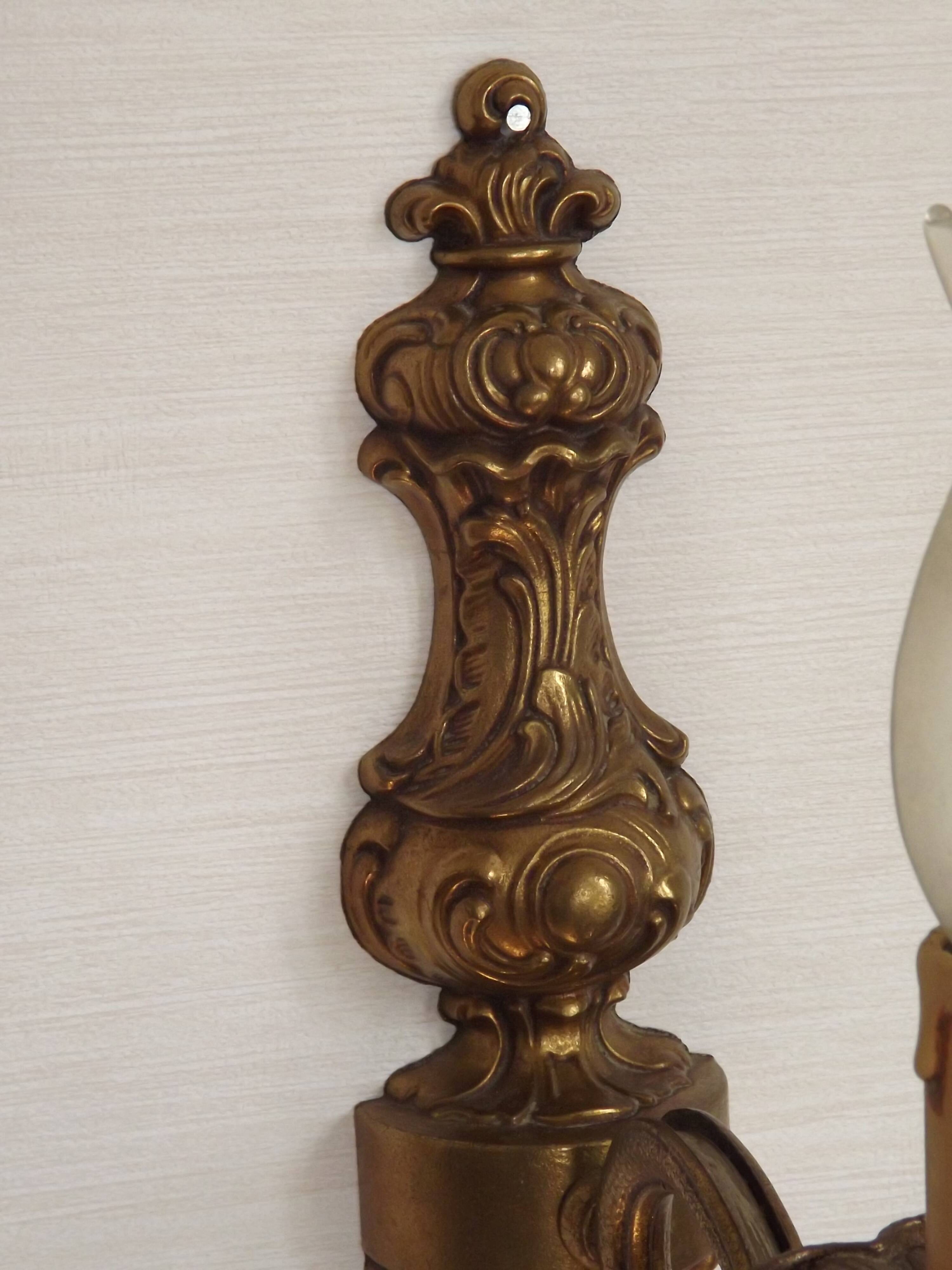 Pair Of Elegant Vintage French Traditional Style Bronze Single Wall Lights