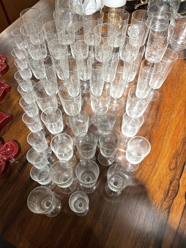 Ensemble de 50 verres cisèlés