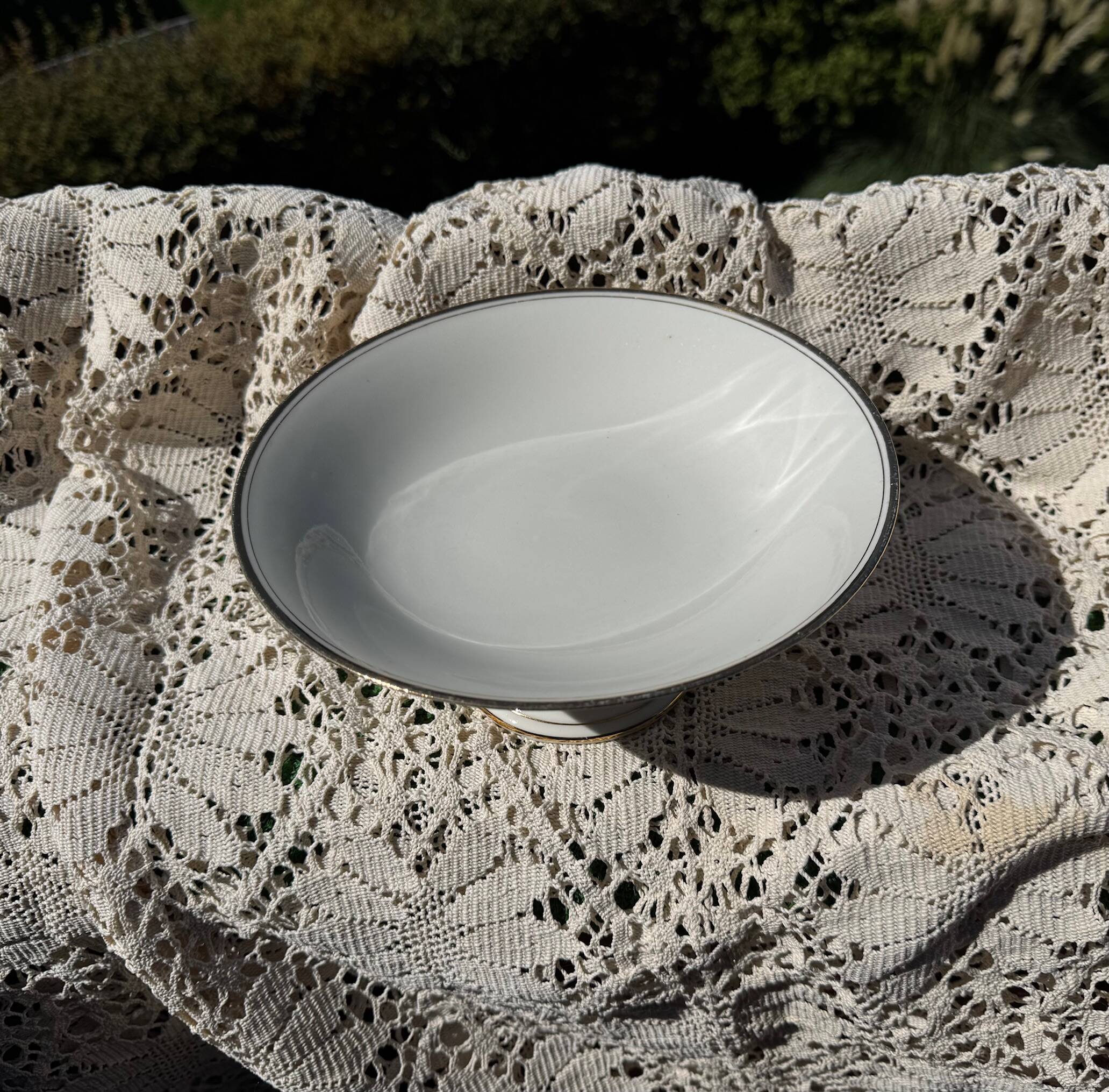 Porcelain fruit bowl, gilded