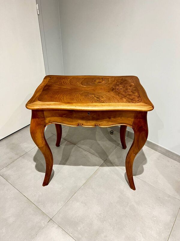 Table style Louis XV en ronce de noyer et noyer