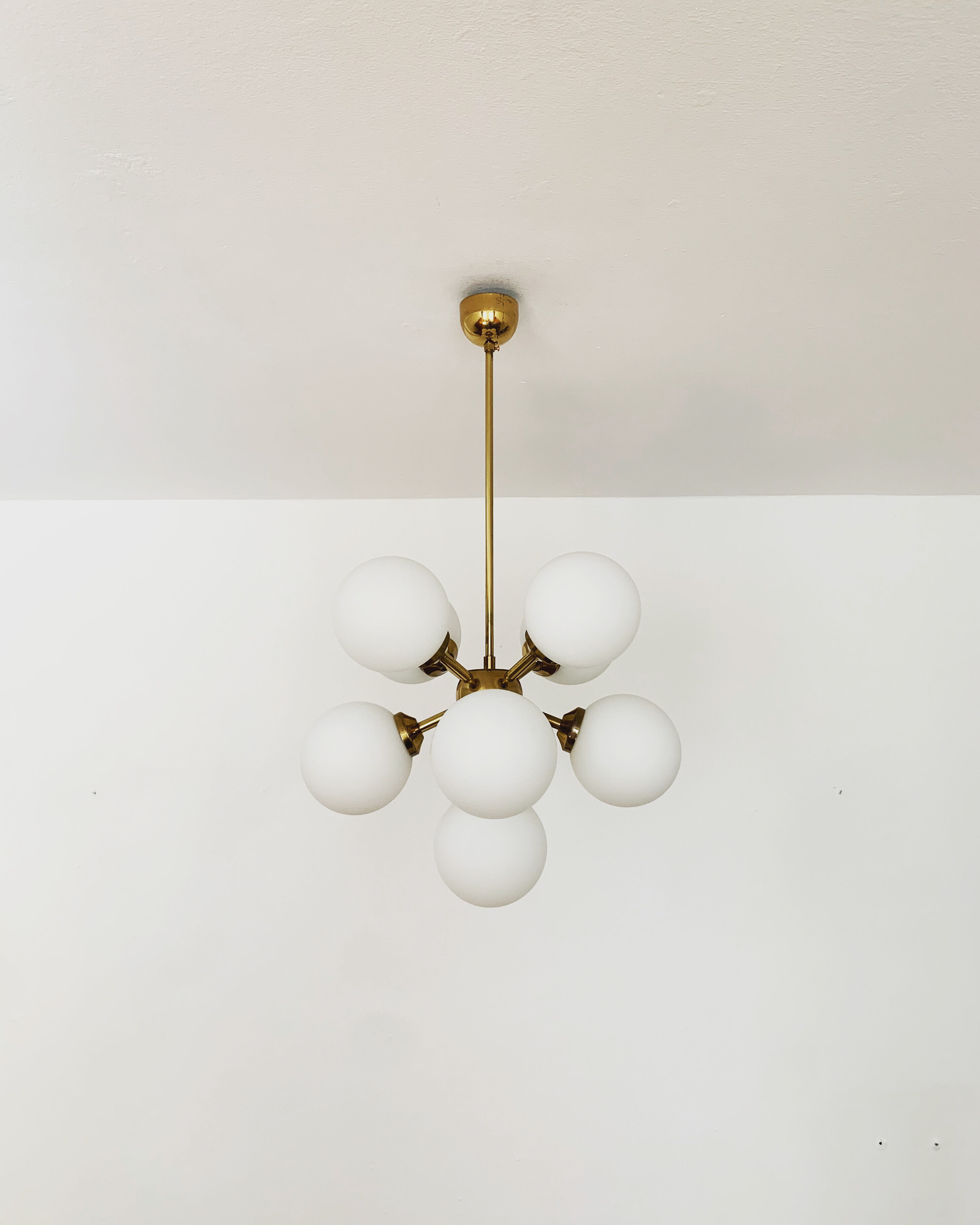 Lustre spoutnik en laiton et en verre d’opaline