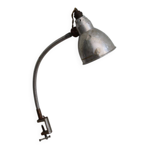 ancienne lampe en métal