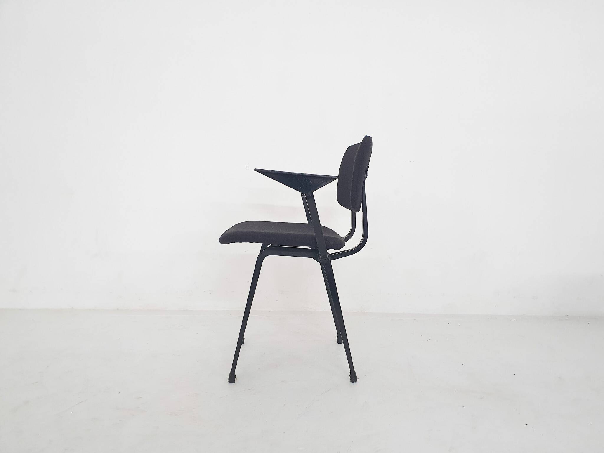 Friso Kramer for Ahrend de Cirkel "revolt" chair with arm remains, The Nether