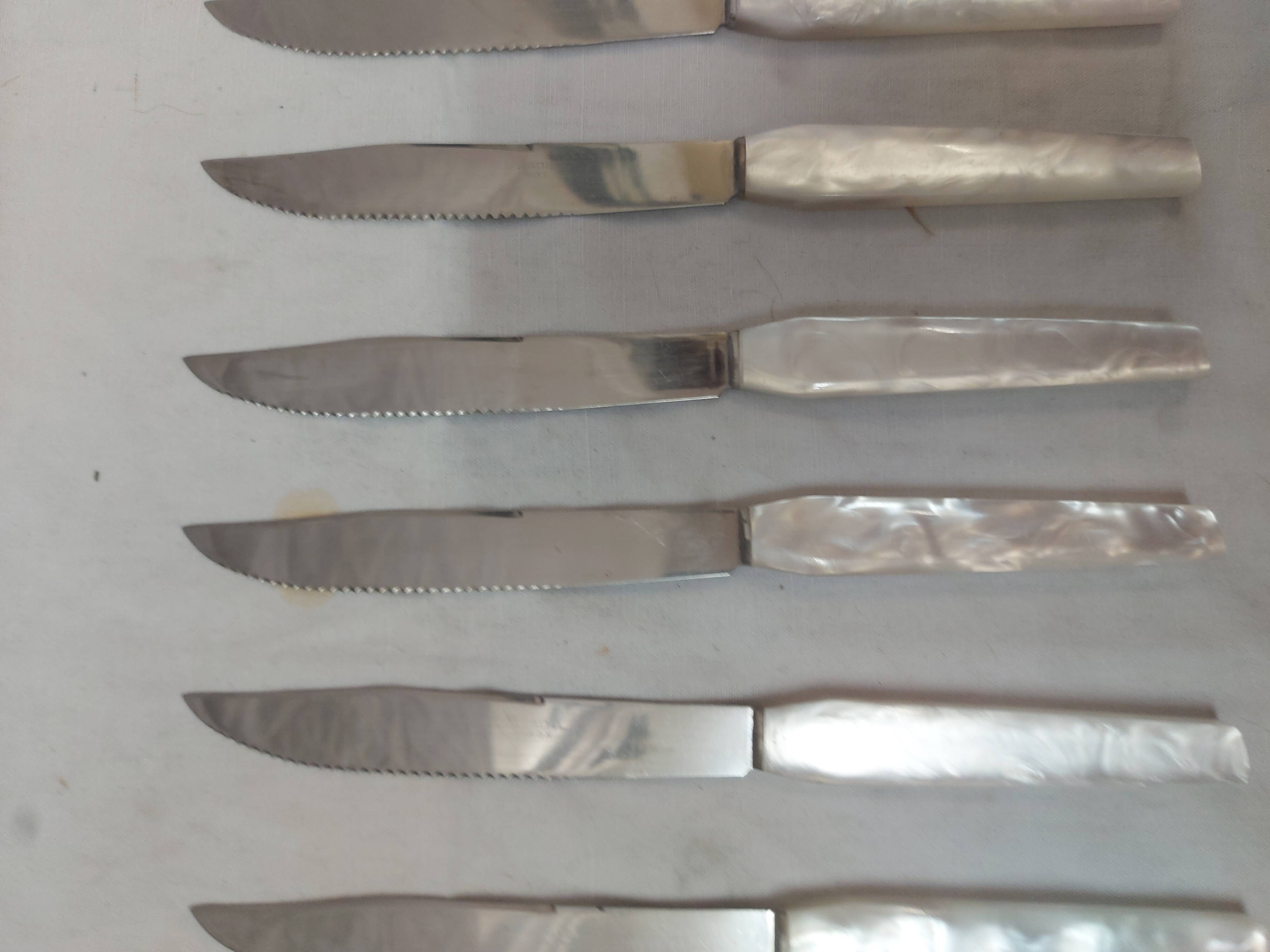 12 mother-of-pearl knives, early mid-20th century