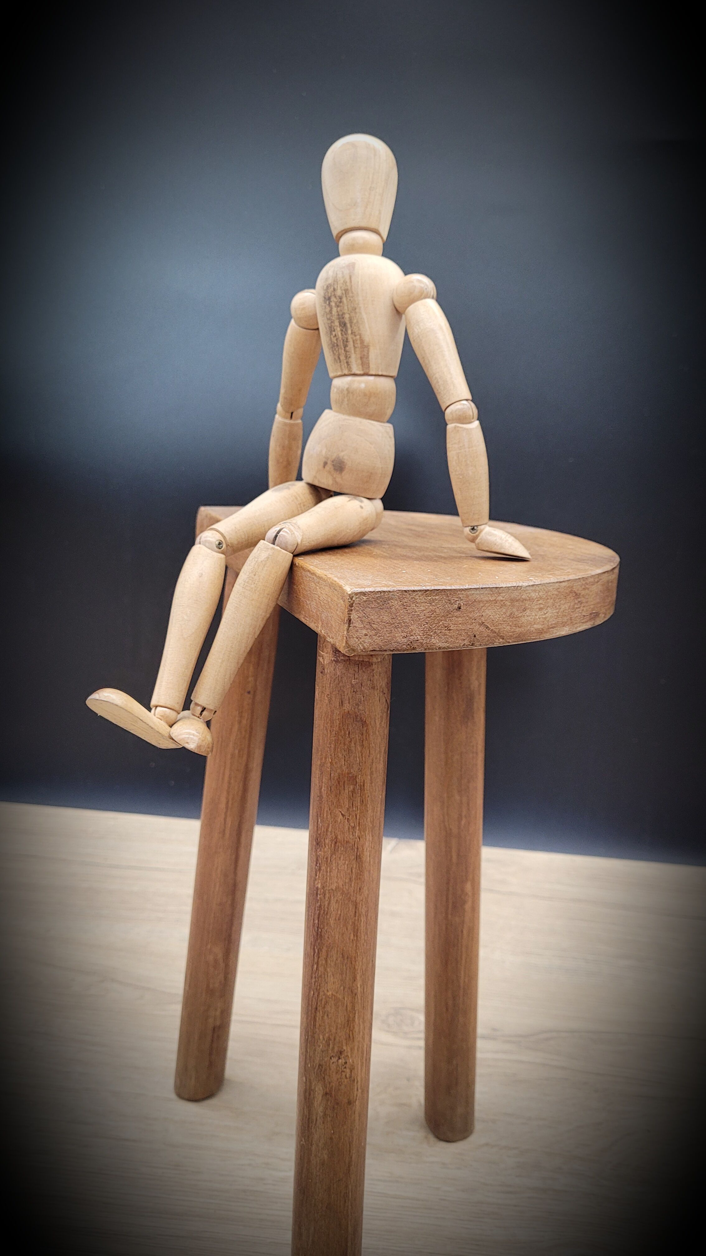 Tripod stool half moon light