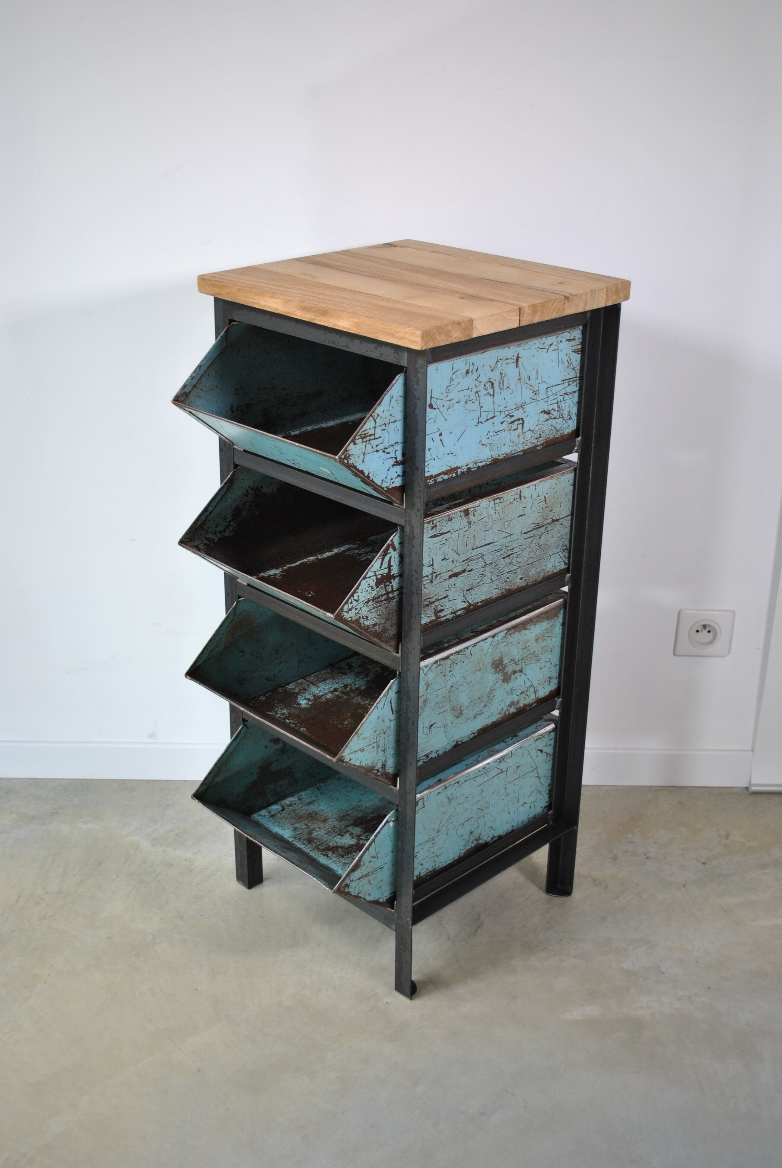 Industrial drawer cabinet