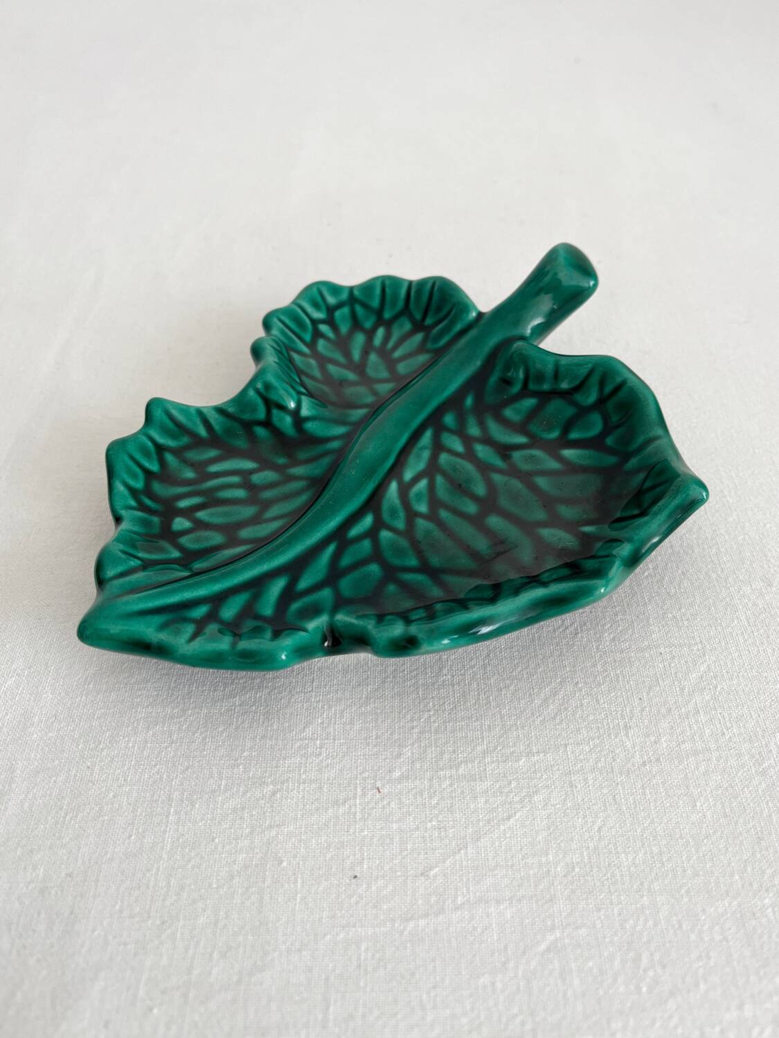 Vallauris green leaf slip bowl