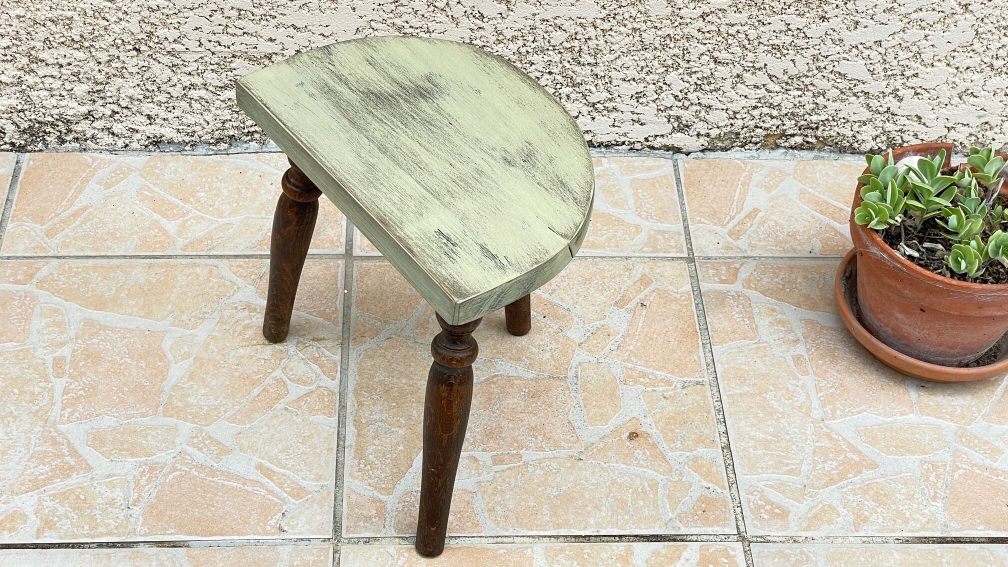 Tabouret en bois tripode vintage