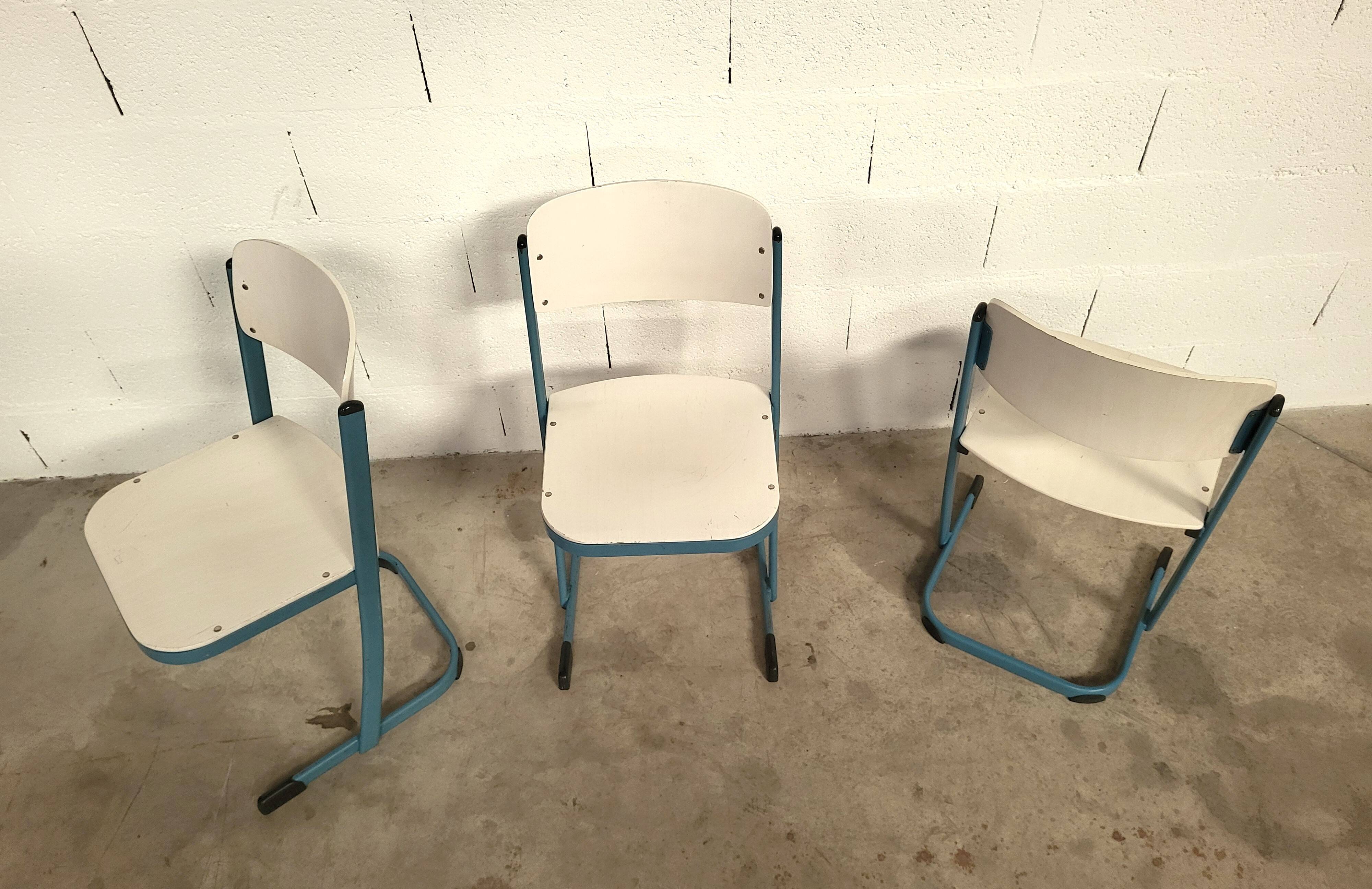 20 Chaises d'école bleues du designer Karl Northheler