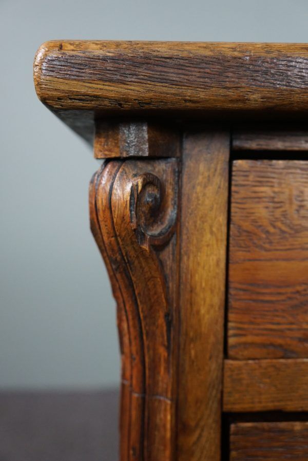 Antique oak chest of drawers with 4 drawers