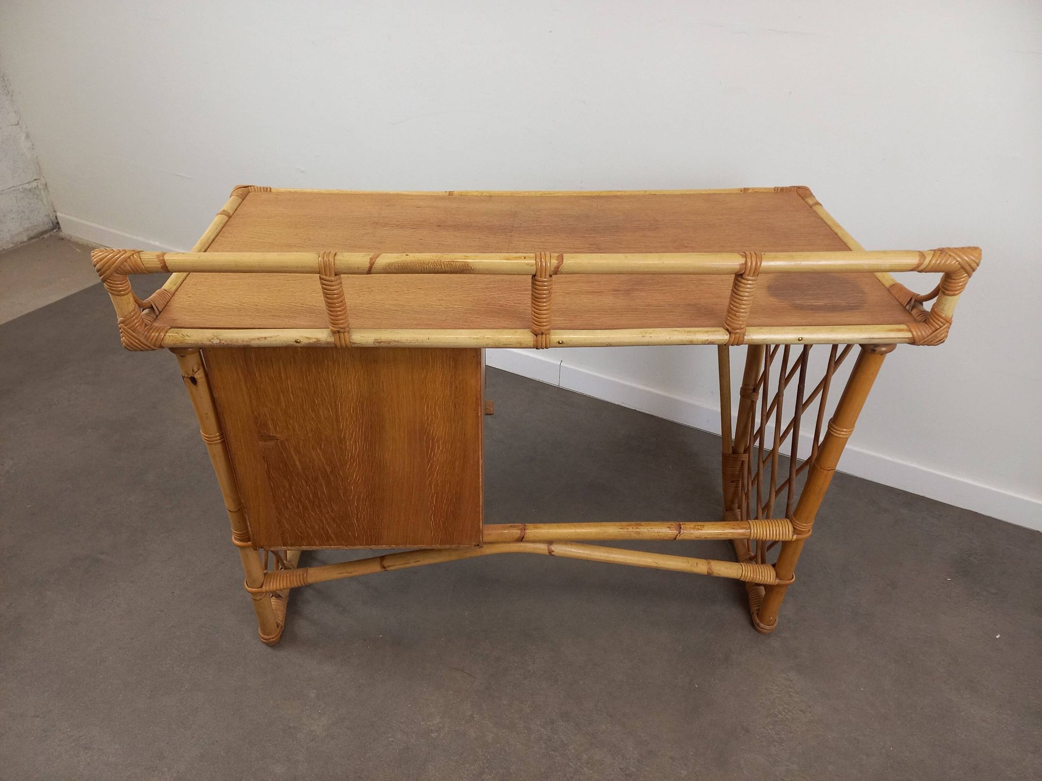 Bureau et sa chaise en rotin