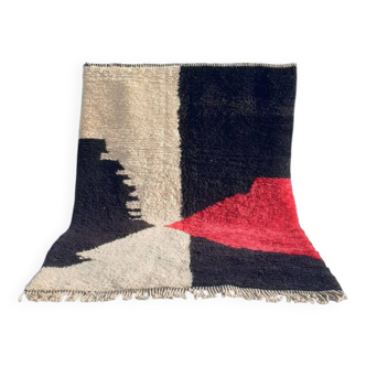 Tapis rouge et blanc traditionnel marocain