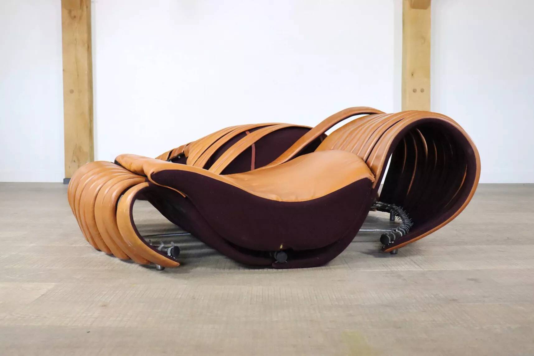 Vintage sculptural cognac leather lounge canapé, France 1980.