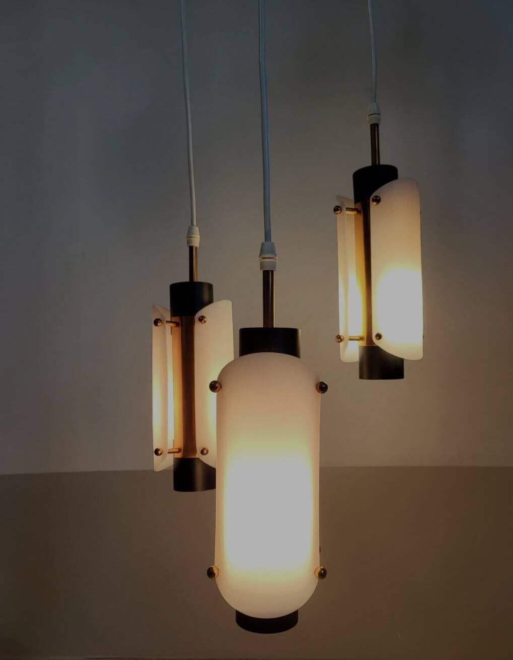 Suspension vintage scandinave en plexiglas et cuivre, probablement danoise