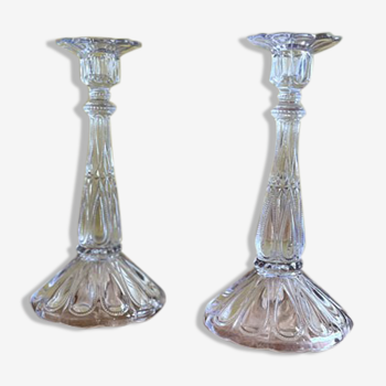 Paire de bougeoirs en verre moulé