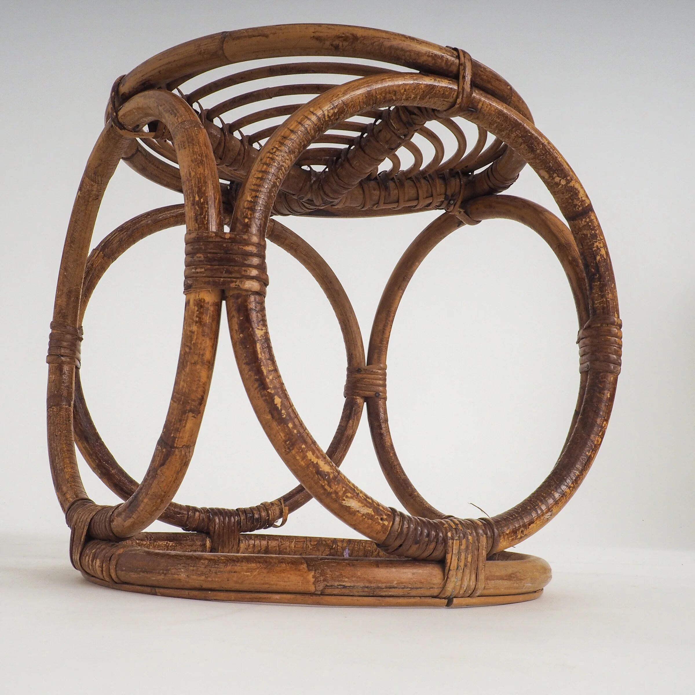 Paire de tabourets en rotin faits à la main vintage / tables d'appoint