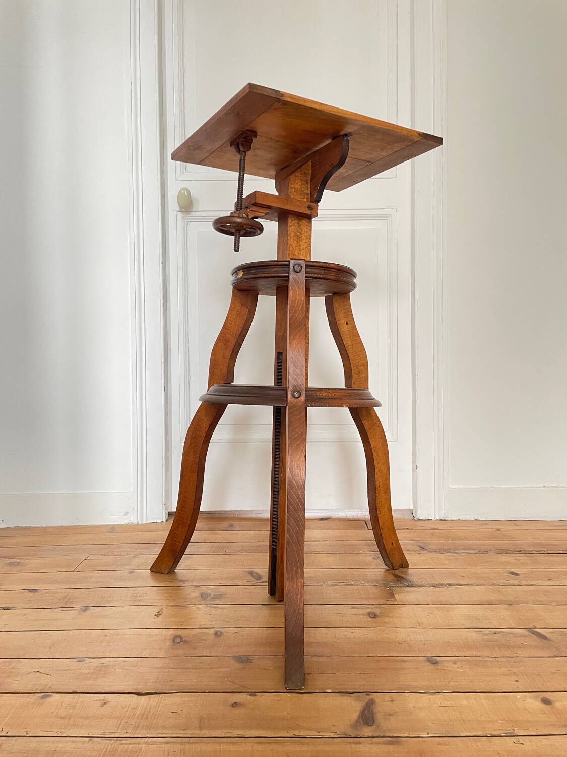 19th century tripod photo room