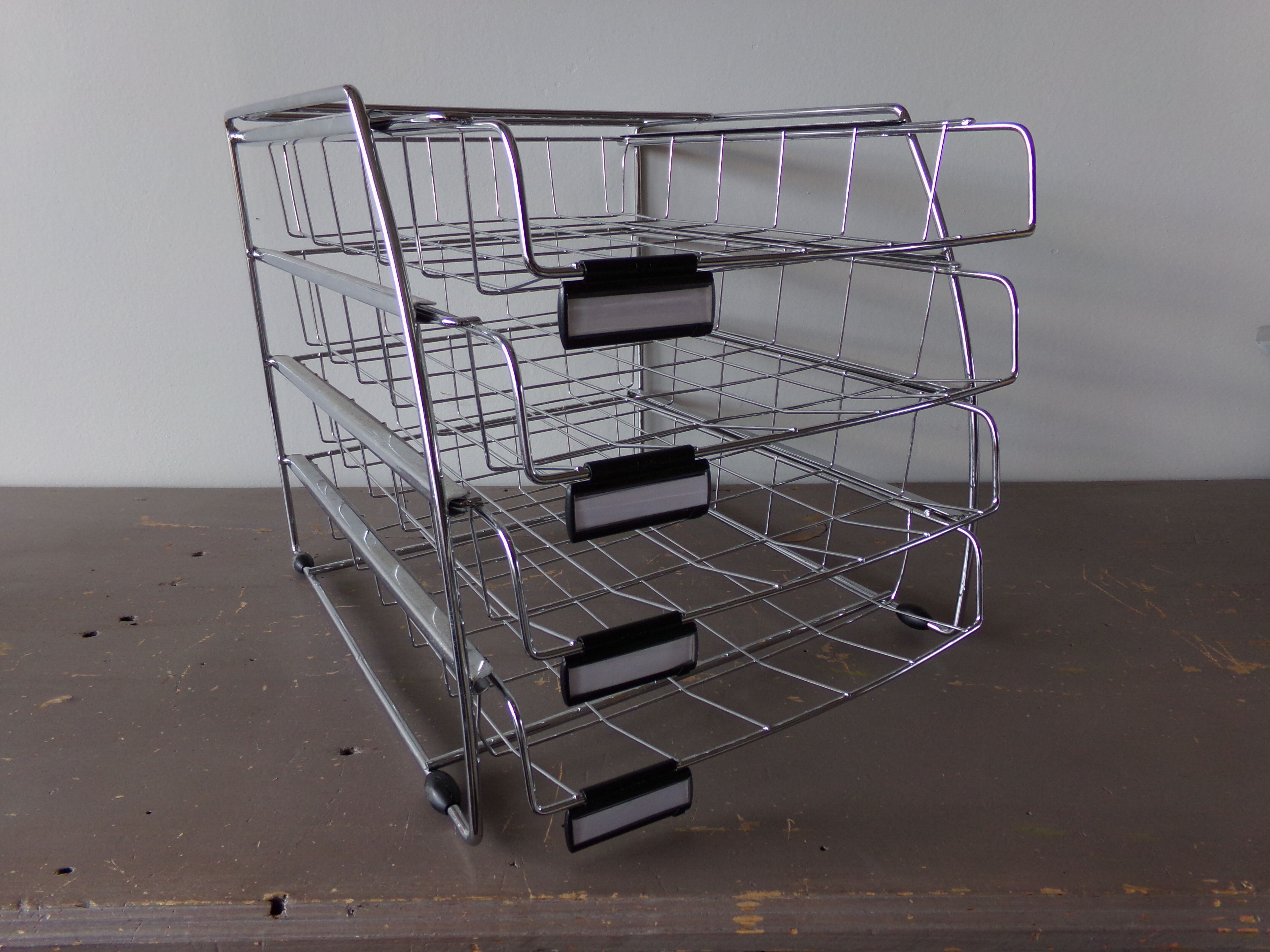 Bench of 4 metal mail baskets