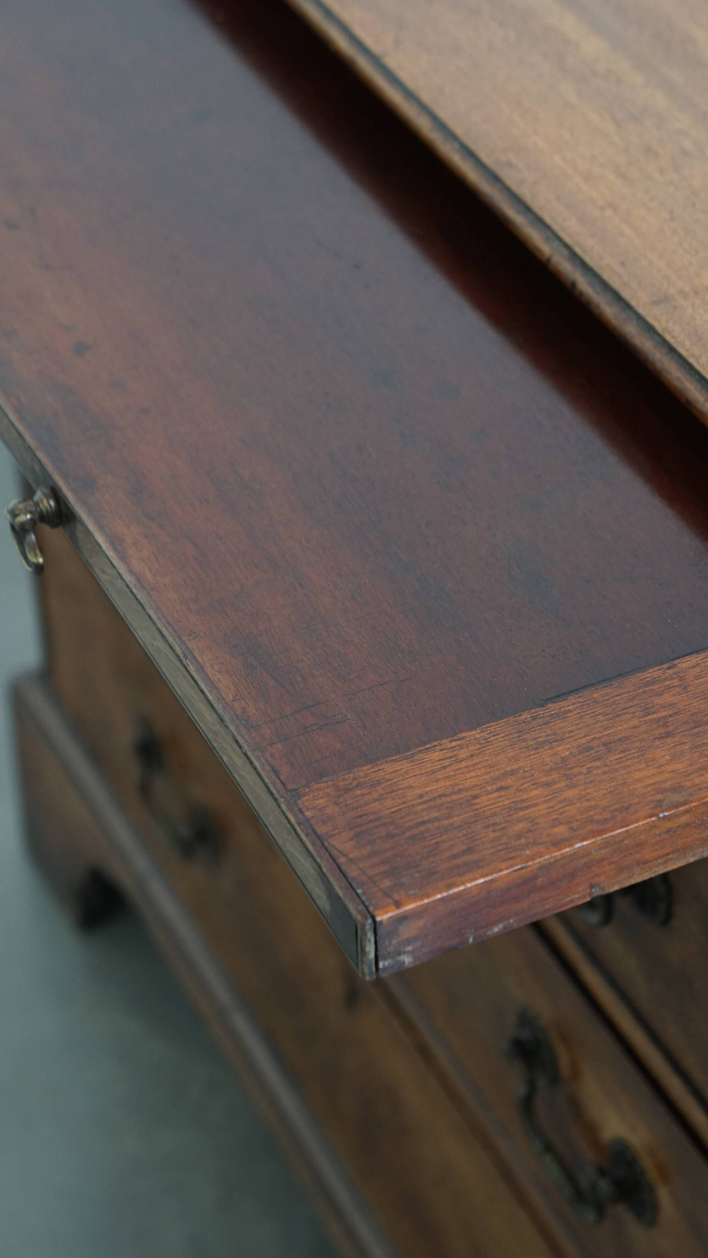 Antique 18th-Century English Chest of Drawers with Brushing Slide