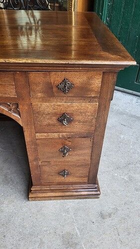 Ancien bureau 9 tiroirs en noyer de style gothique ref je