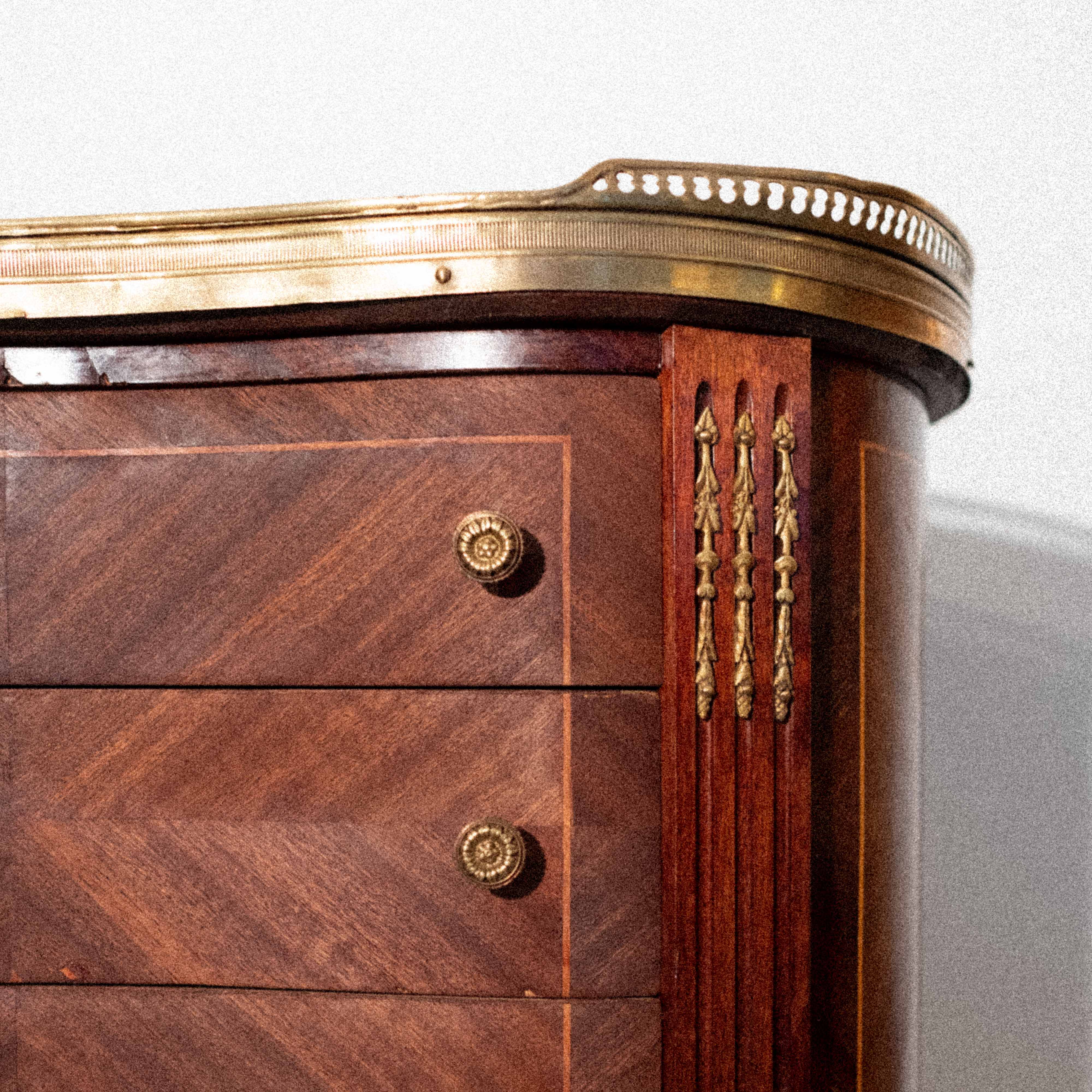 Commode haricot style Louis XVI