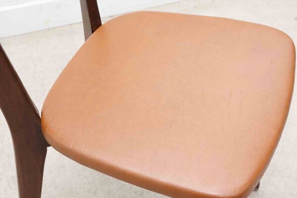 Chaise bistrot en skaï fauve et chêne foncé