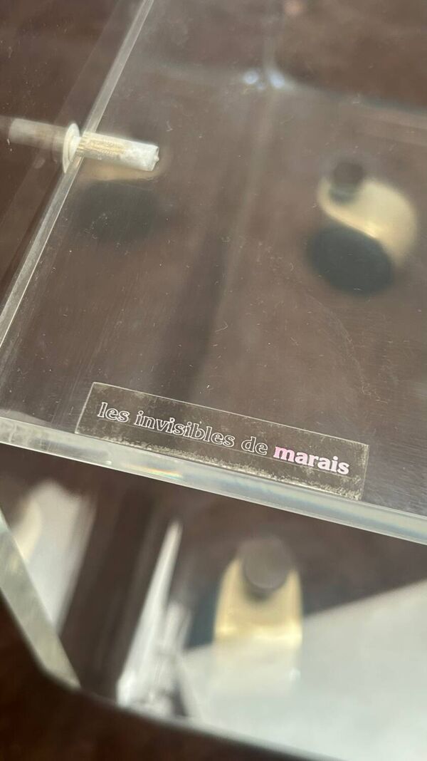 Table roulante design vintage en plexiglas – David Lange, Les Invisibles du