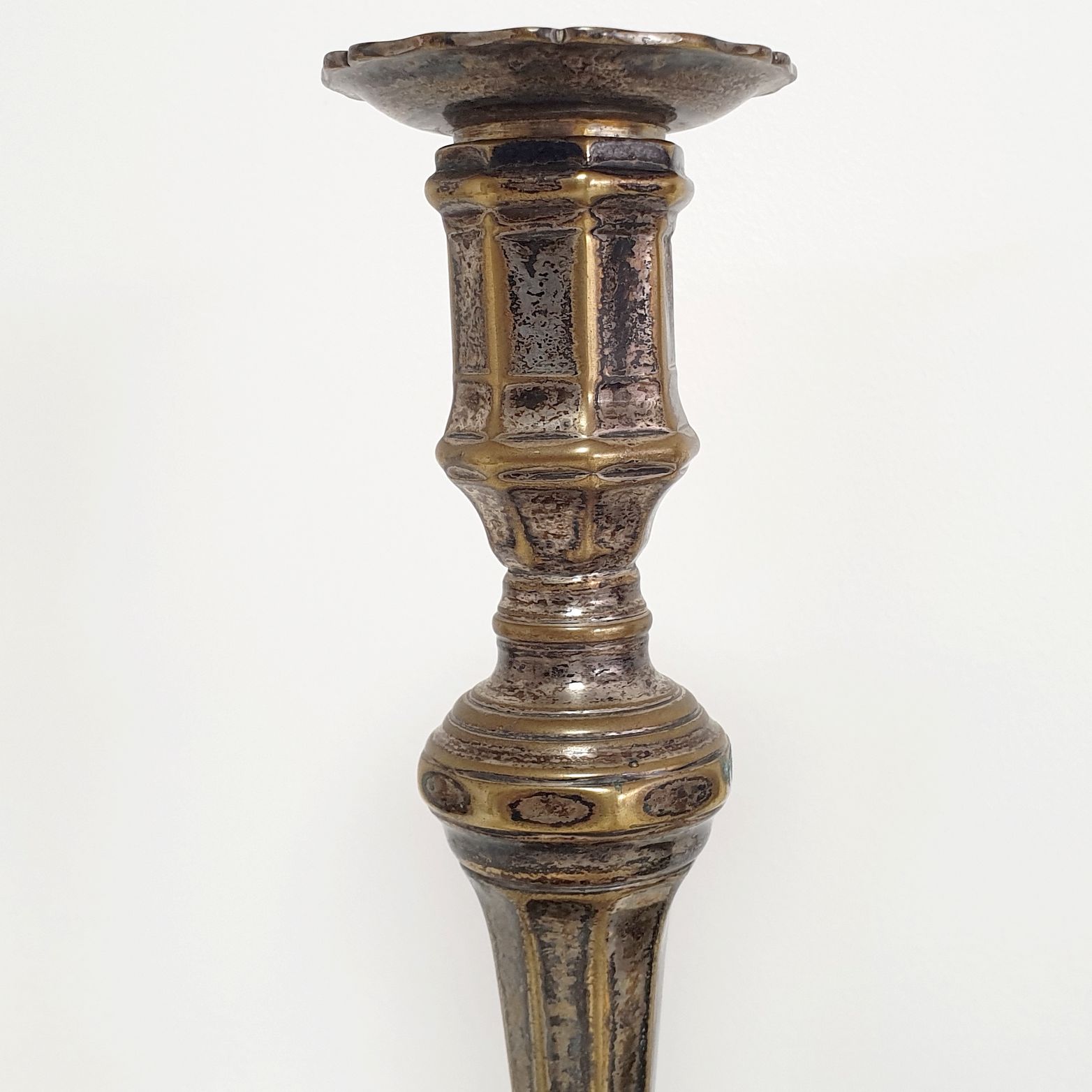 pair of Louis XIV-style chandeliers/ silver metal torches: 25.5 cm