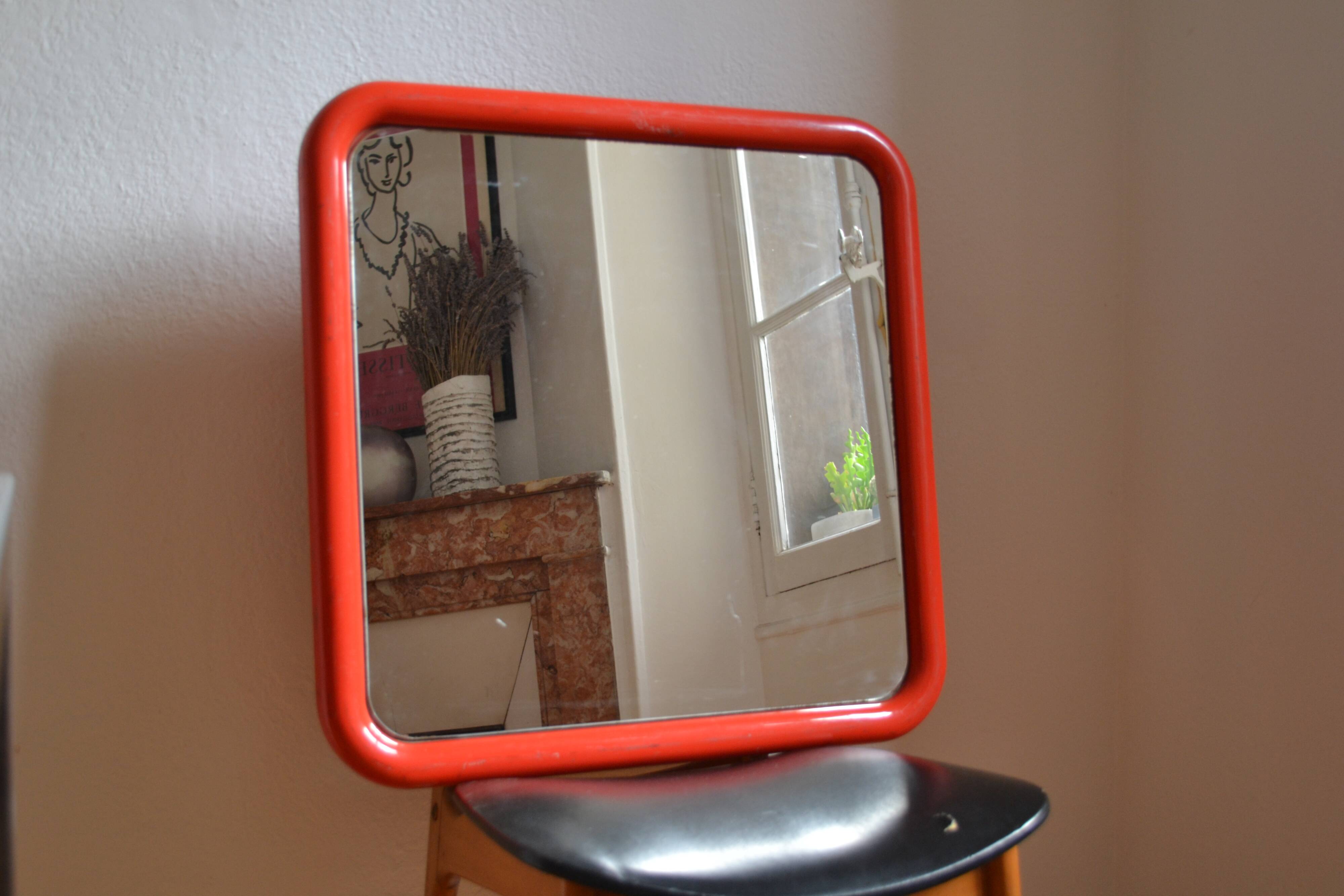 Miroir annees 70 plastique rouge style scandinave