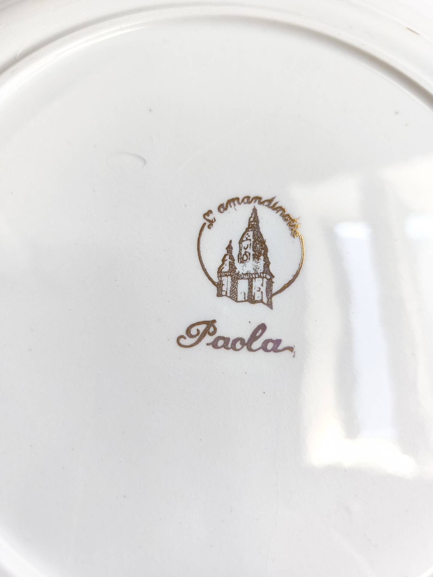 Round vintage plate L'Amandinoise model Paola cream and white flowers