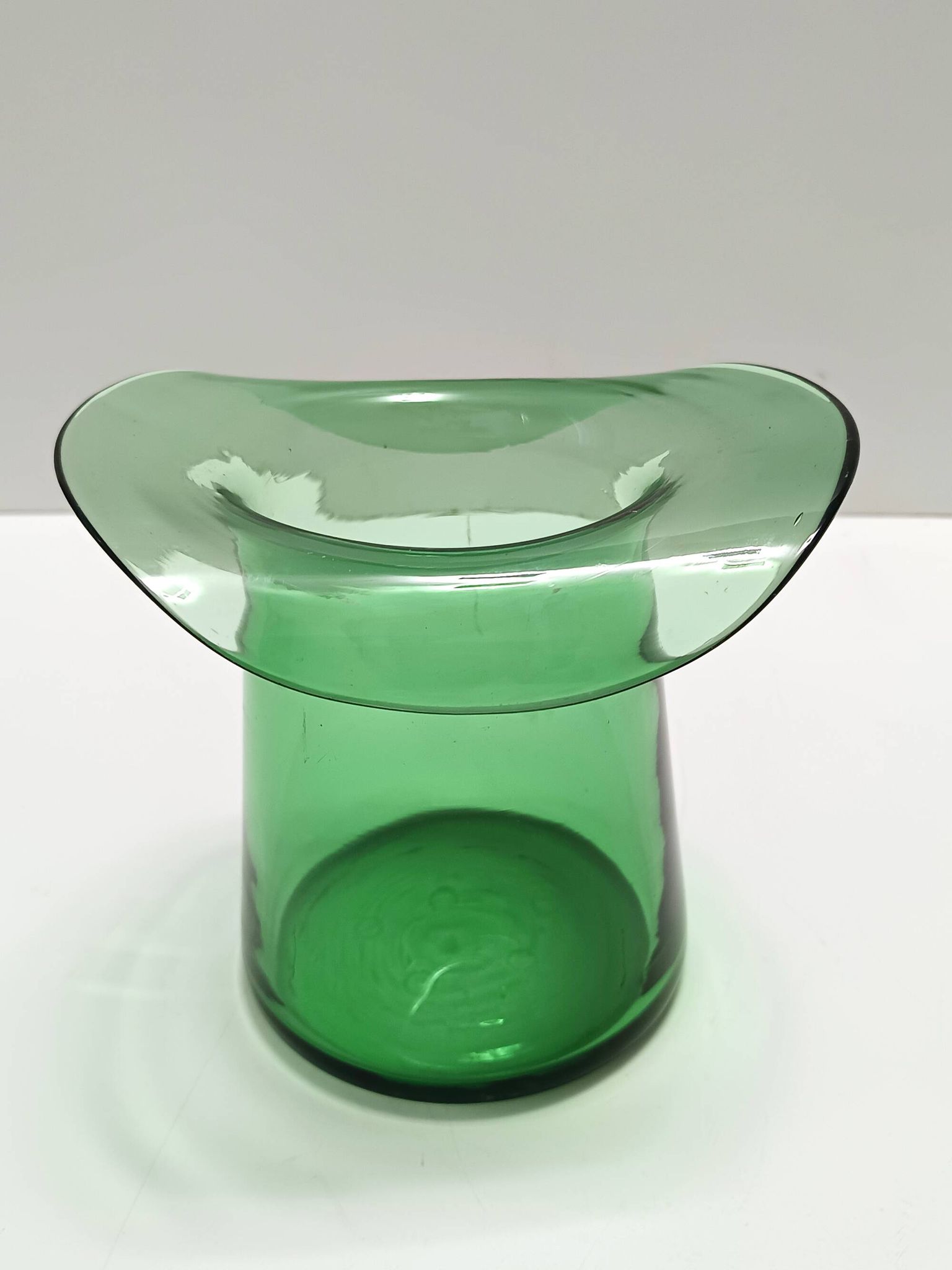 Vase cylindrique en verre soufflé à la main vert, Empoli, Italie