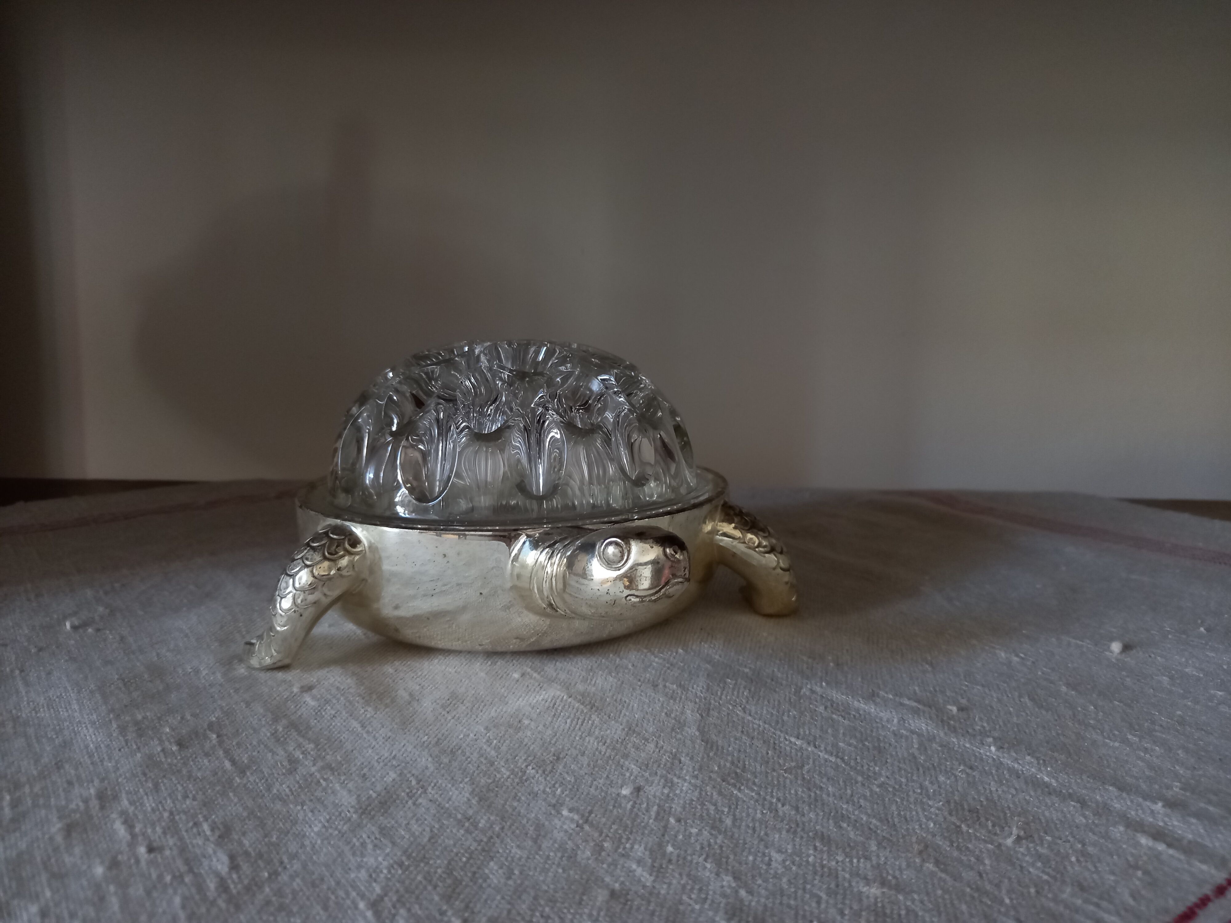 Pique-fleurs en verre de Reims 19 trous socle en métal argenté forme tortue