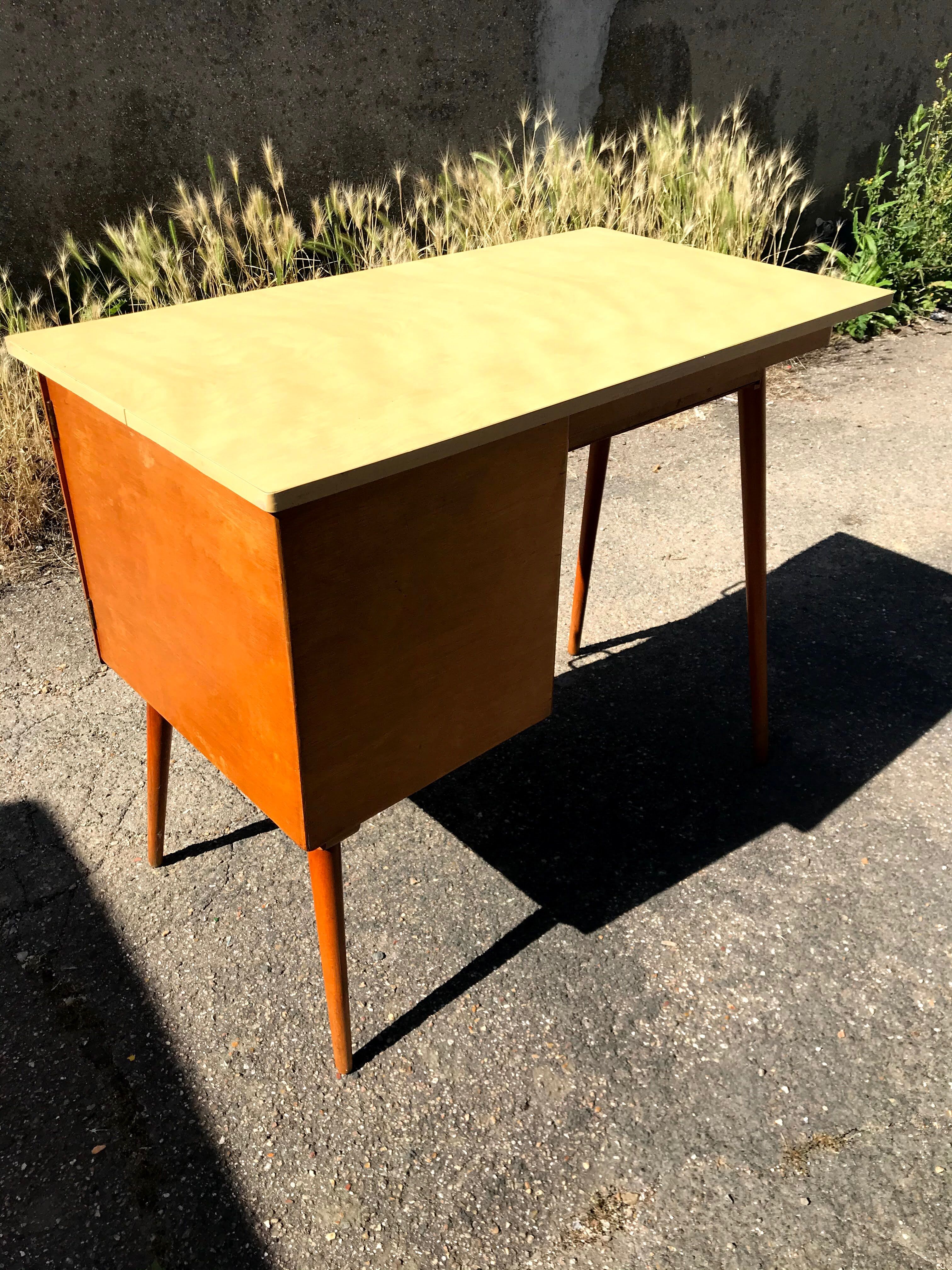 Bureau en bois plateau formica des années 60