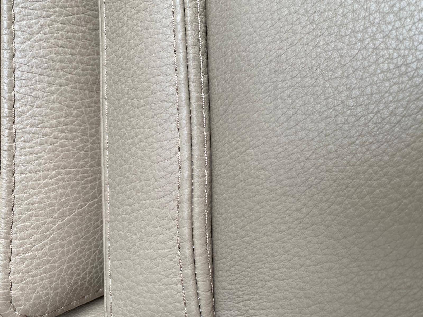 2/3-seater sofa in genuine beige leather by Roche Bobois. Very good condition, great comfort.