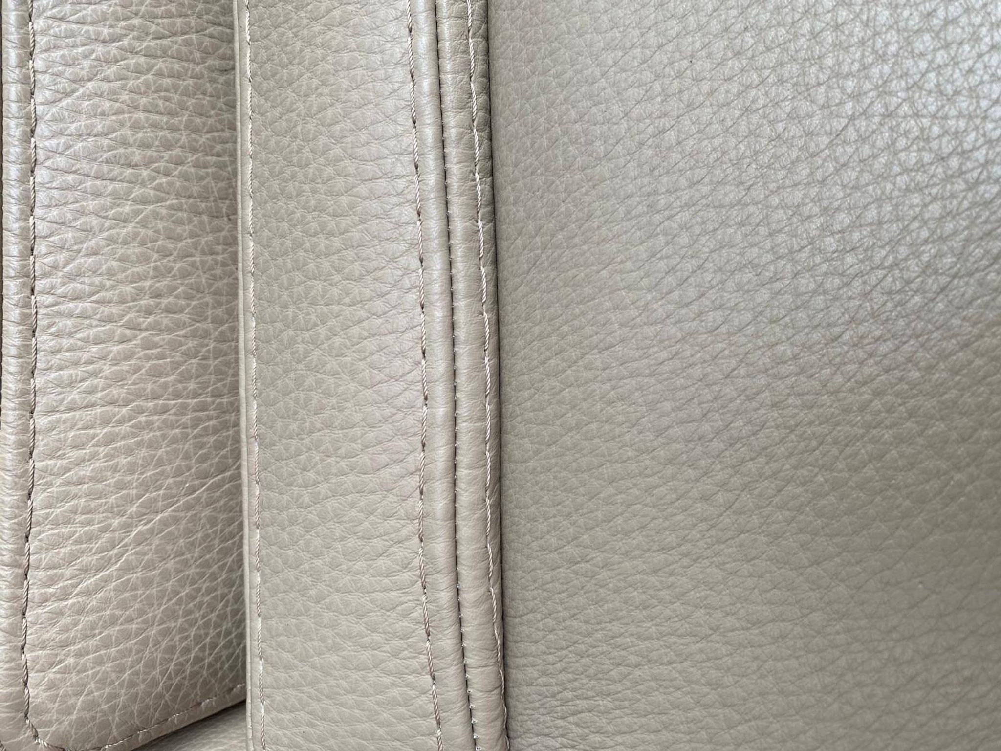 2/3-seater sofa in genuine beige leather by Roche Bobois. Very good condition, great comfort.