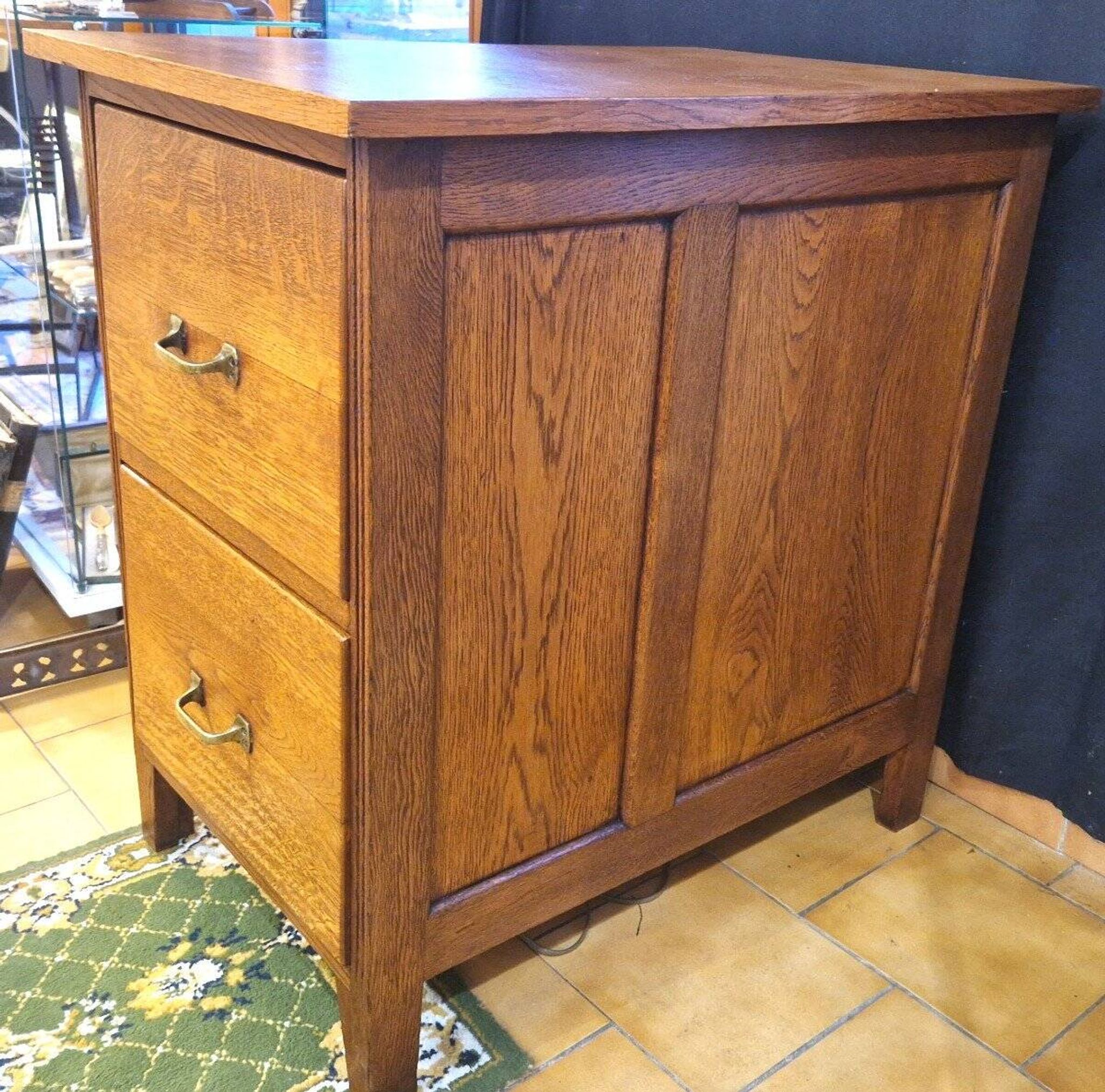 Oak workshop furniture with 2 drawers