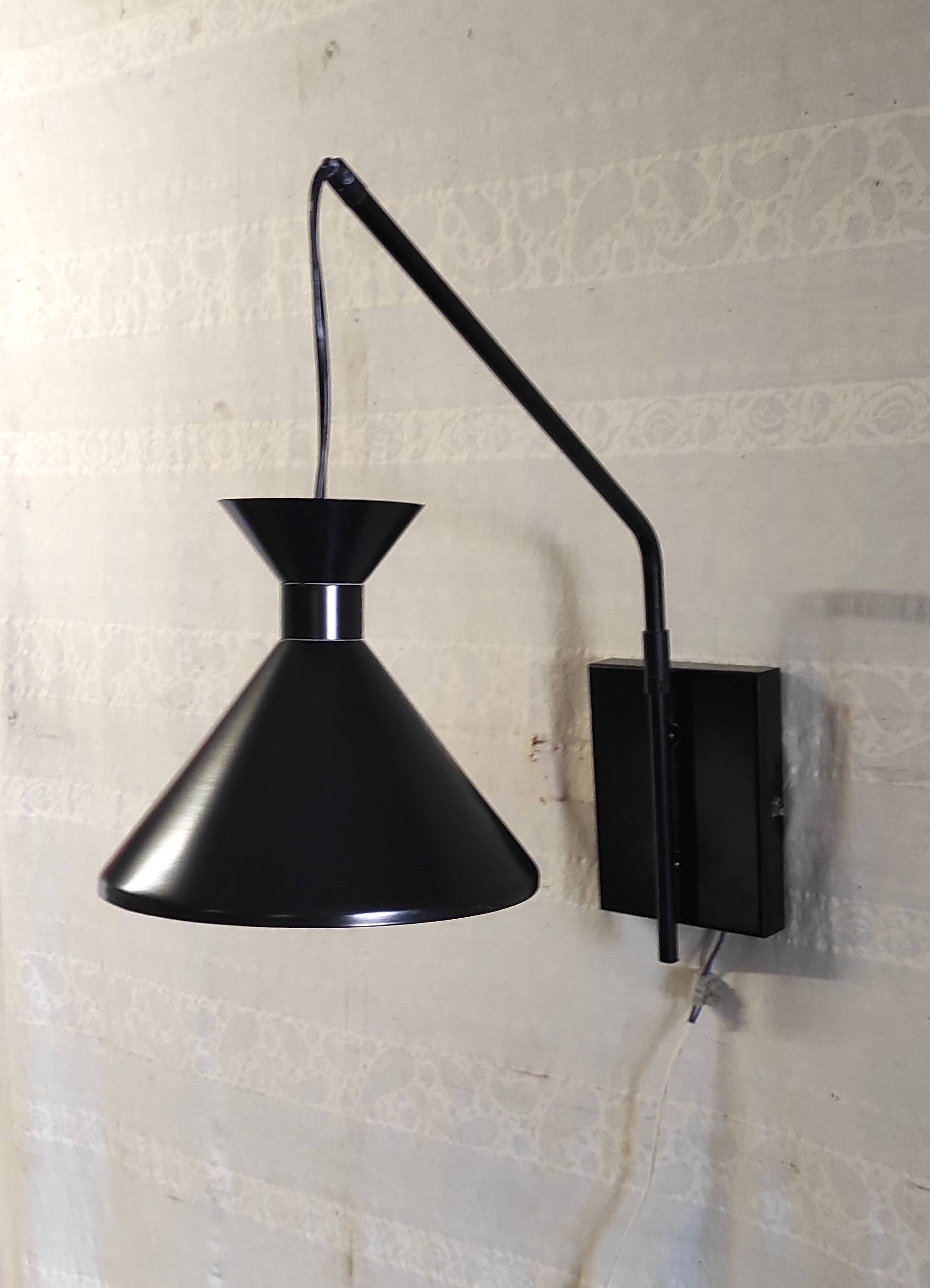 Applique avec potence articulée et abat-jour diabolo en métal noir