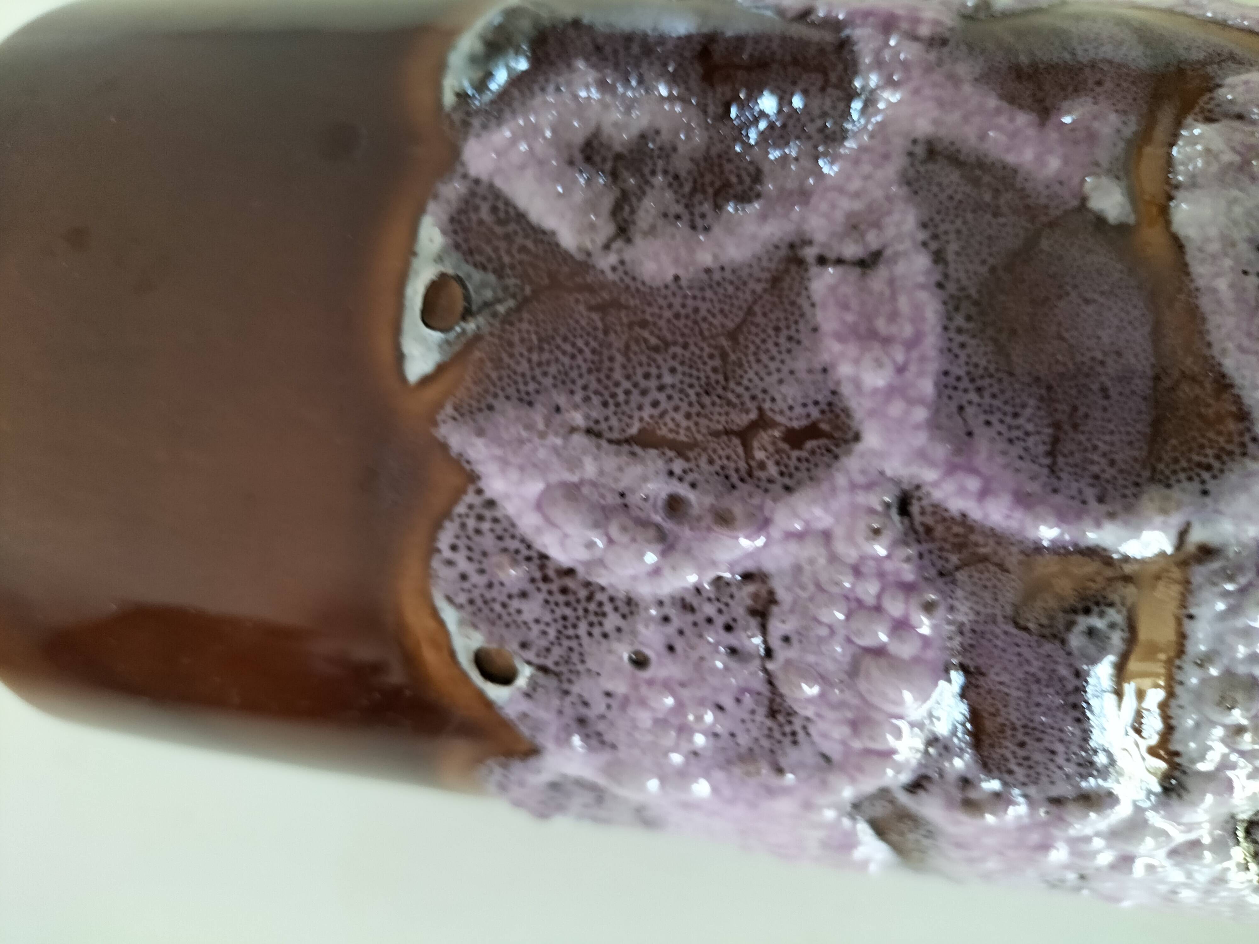 Vase vintage à glaçure volcanique mauve – pièce décorative 60–70’s