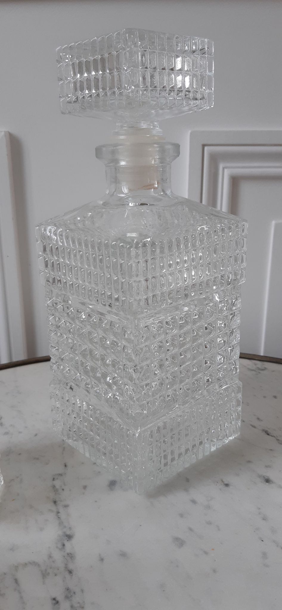 Set of whisky decanter and its 4 assorted glasses 70s