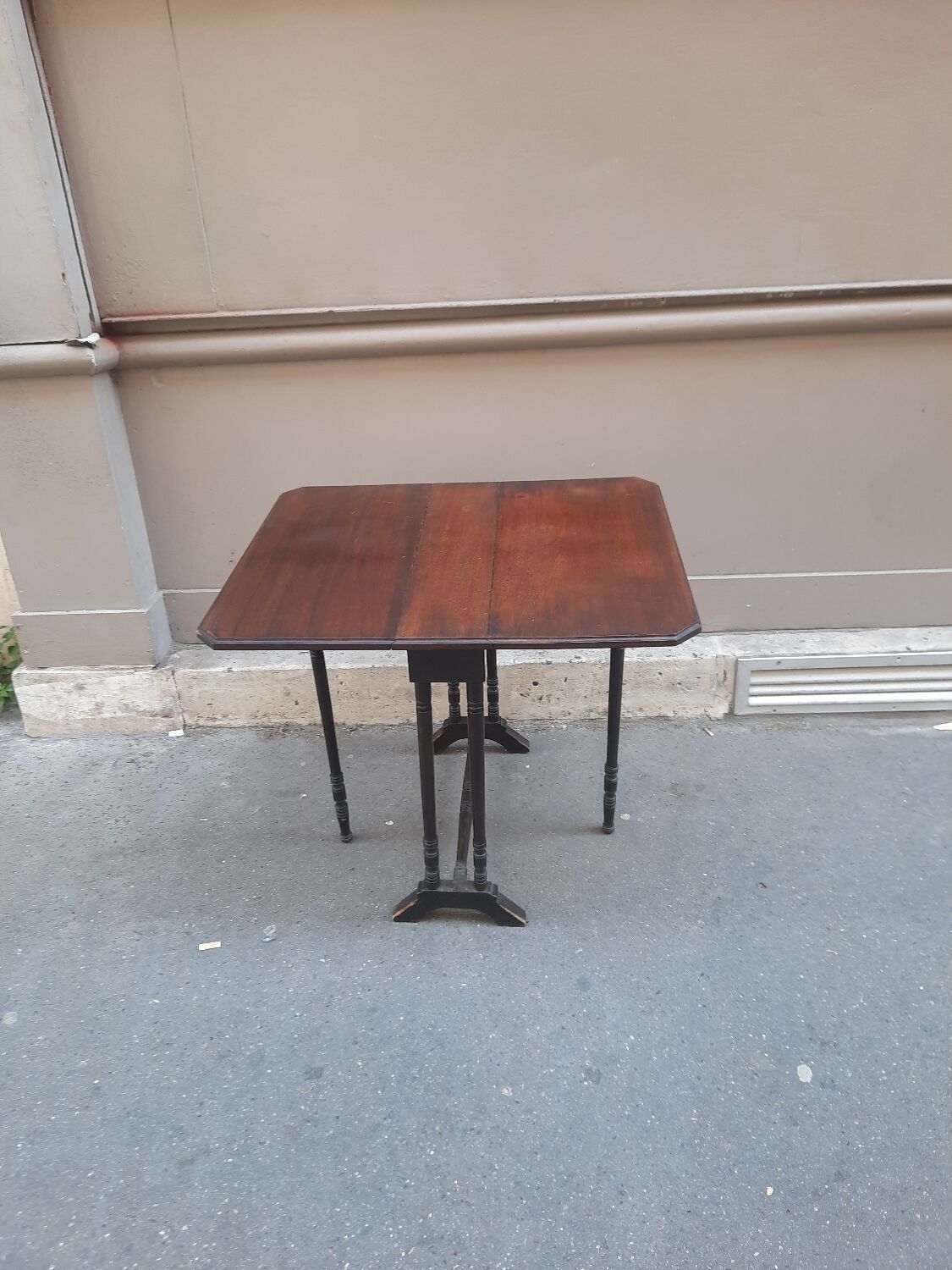 Getleg folding table