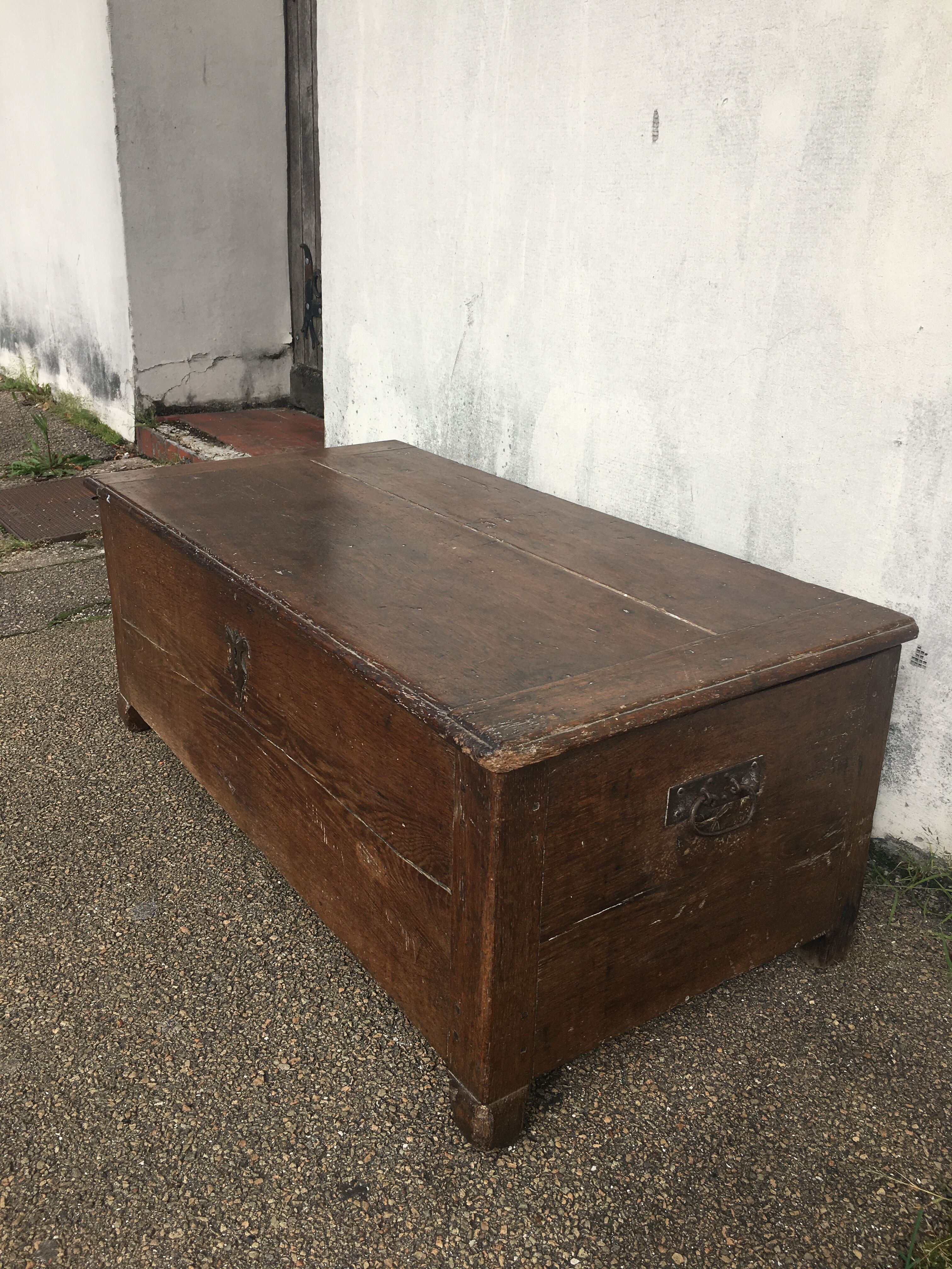 Old solid oak chest early XVIII Brutalist