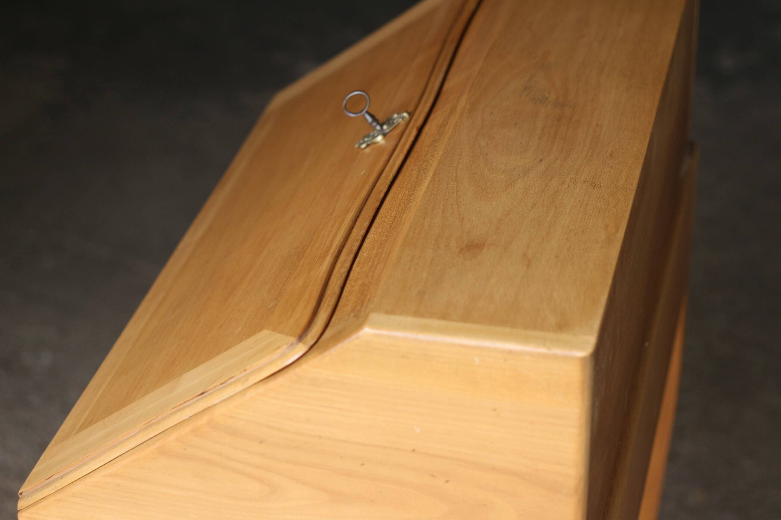 Sloped wooden desk in light wood, ideal for remote work. Secret drawer.
