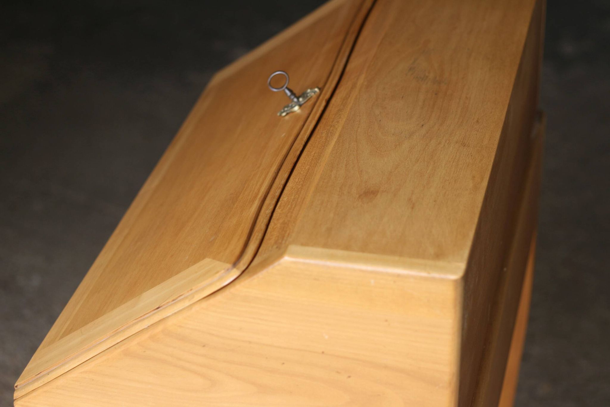 Sloped wooden desk in light wood, ideal for remote work. Secret drawer.