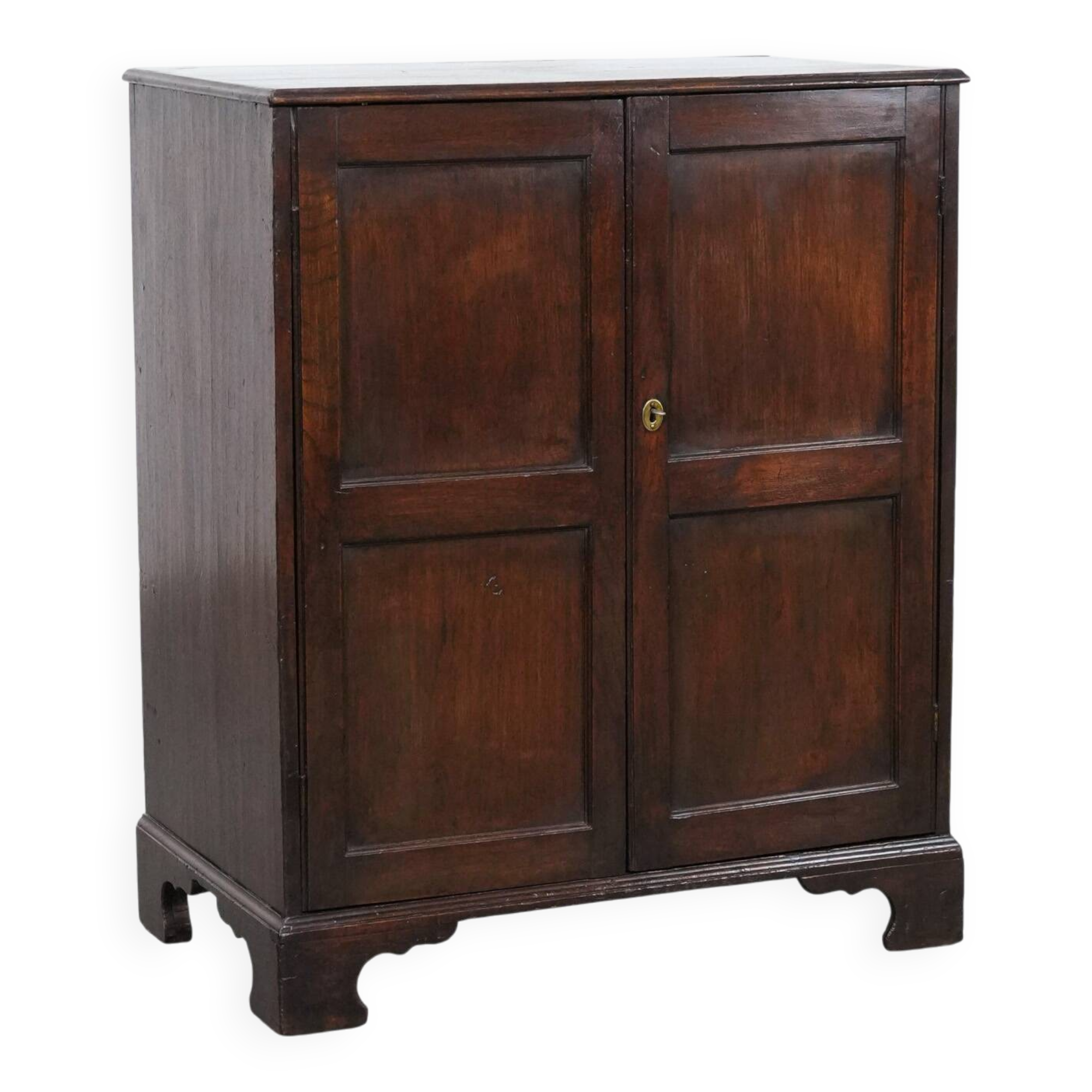 Charmant et intemporel meuble-commode ancien en chêne anglais du début du XIXe siècle, avec deux portes et une serrure fonctionnelle.