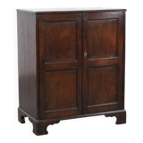 Charmant et intemporel meuble-commode ancien en chêne anglais du début du XIXe siècle, avec deux portes et une serrure fonctionnelle.